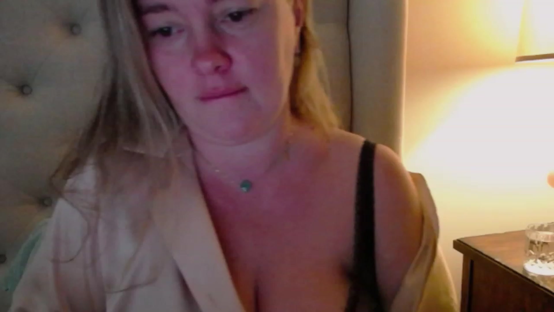 Gallery image thumbnail from J0llye's myfreecams stream on, 10/19/2023, 15:38 image 3 of 20