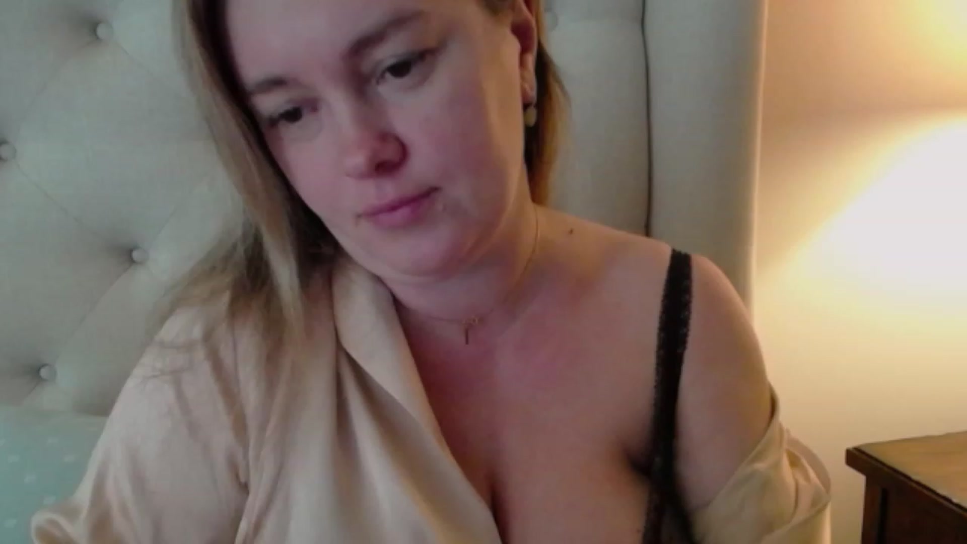 Gallery image thumbnail from J0llye's myfreecams stream on, 10/20/2023, 16:28 image 9 of 20