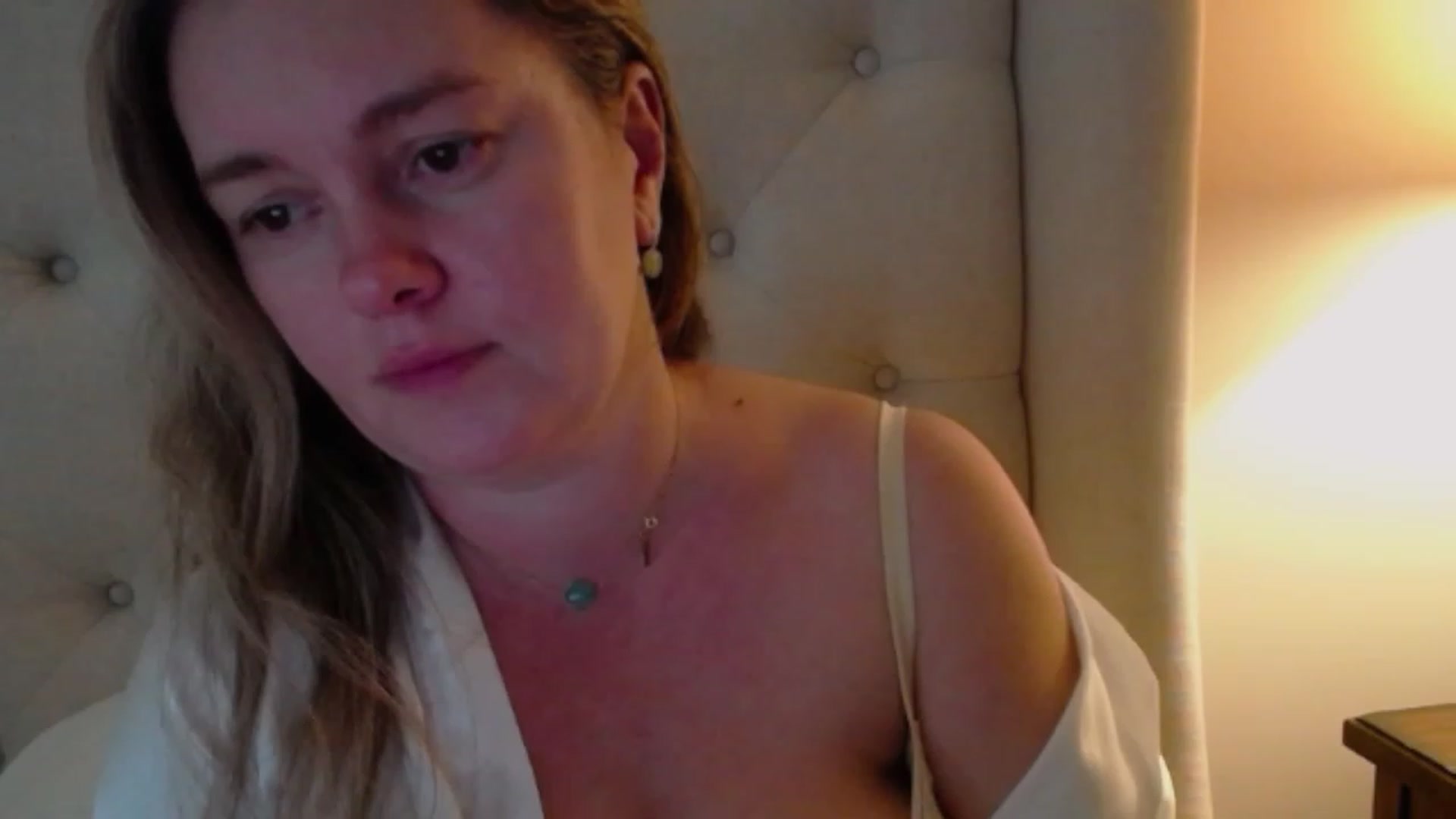 Gallery image thumbnail from J0llye's myfreecams stream on, 10/25/2023, 19:38 image 16 of 20