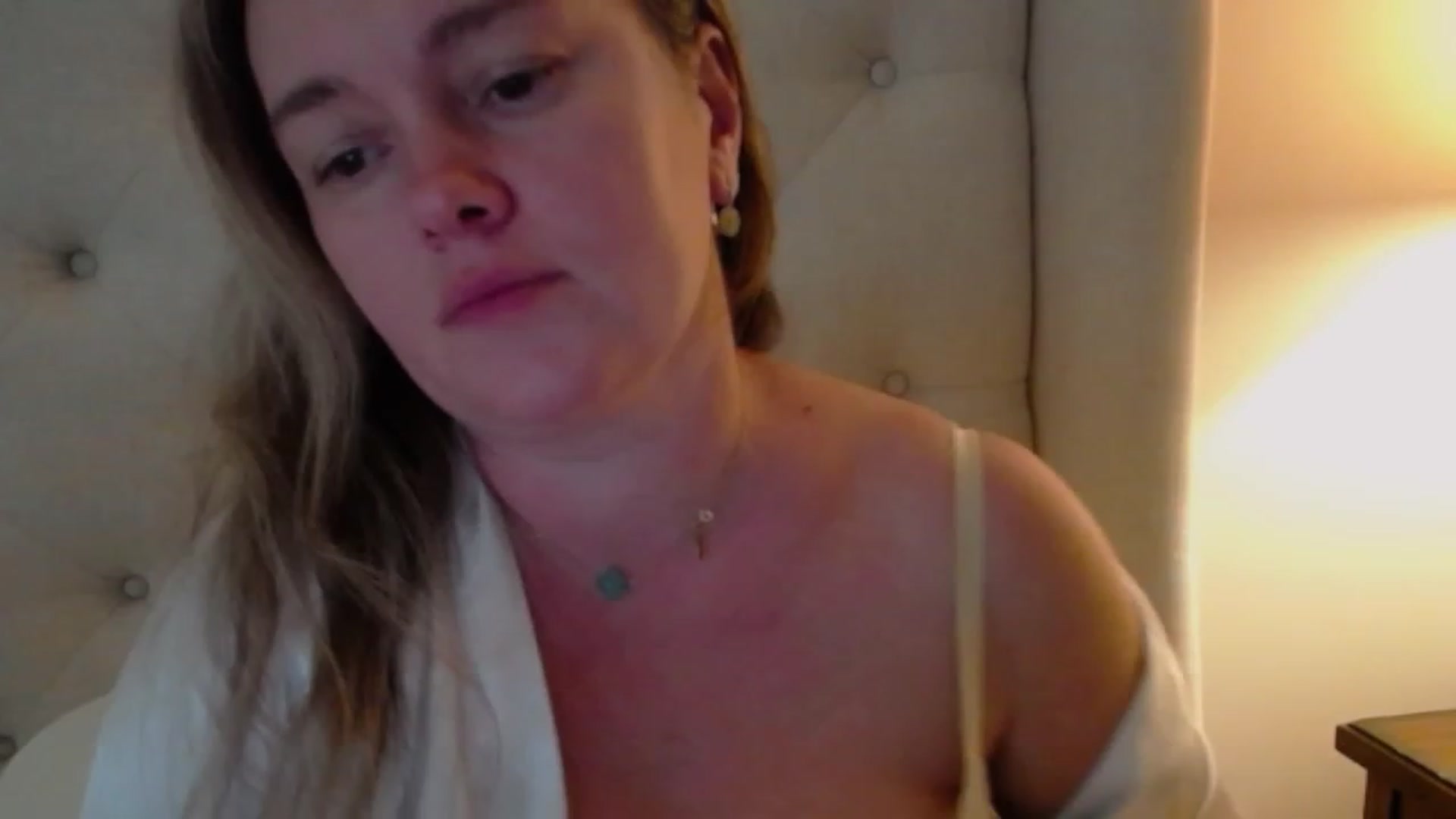 Gallery image thumbnail from J0llye's myfreecams stream on, 10/25/2023, 19:38 image 19 of 20