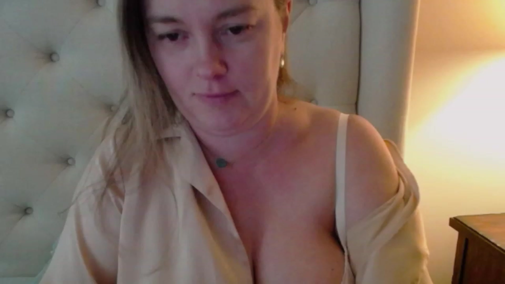 Gallery image thumbnail from J0llye's myfreecams stream on, 11/03/2023, 17:09 image 6 of 20