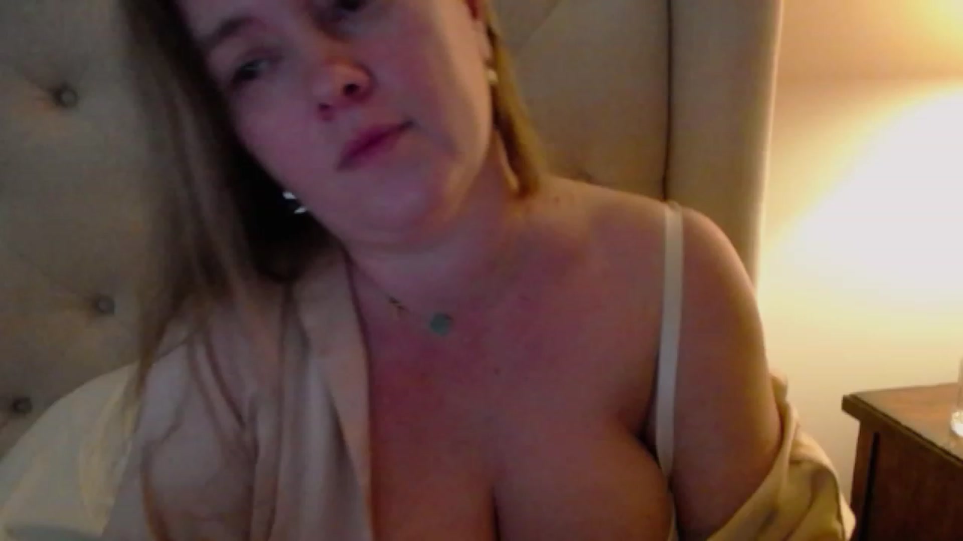 Gallery image thumbnail from J0llye's myfreecams stream on, 12/08/2023, 17:45 image 17 of 20