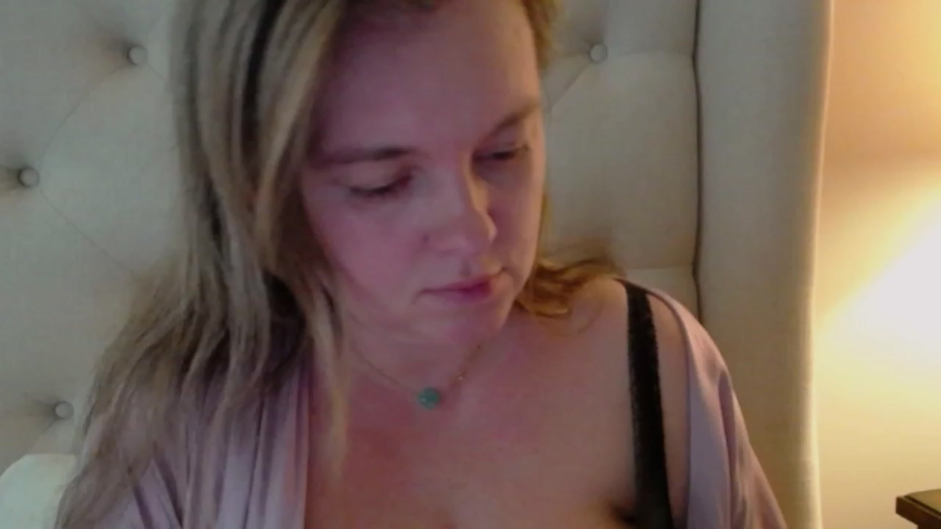 Gallery image thumbnail from J0llye's myfreecams stream on, 12/21/2023, 17:29 image 8 of 20