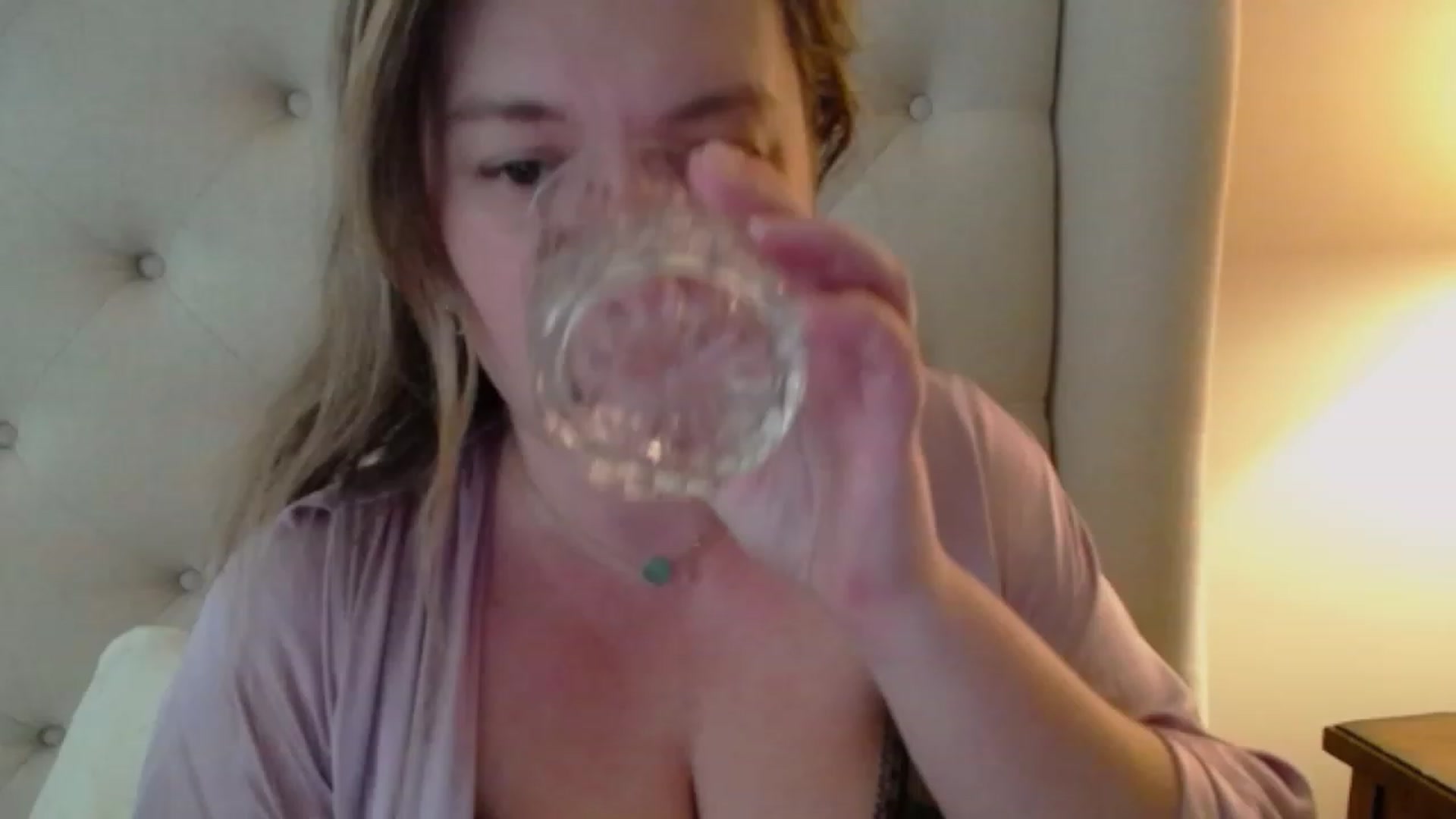 Gallery image thumbnail from J0llye's myfreecams stream on, 12/21/2023, 17:29 image 2 of 20