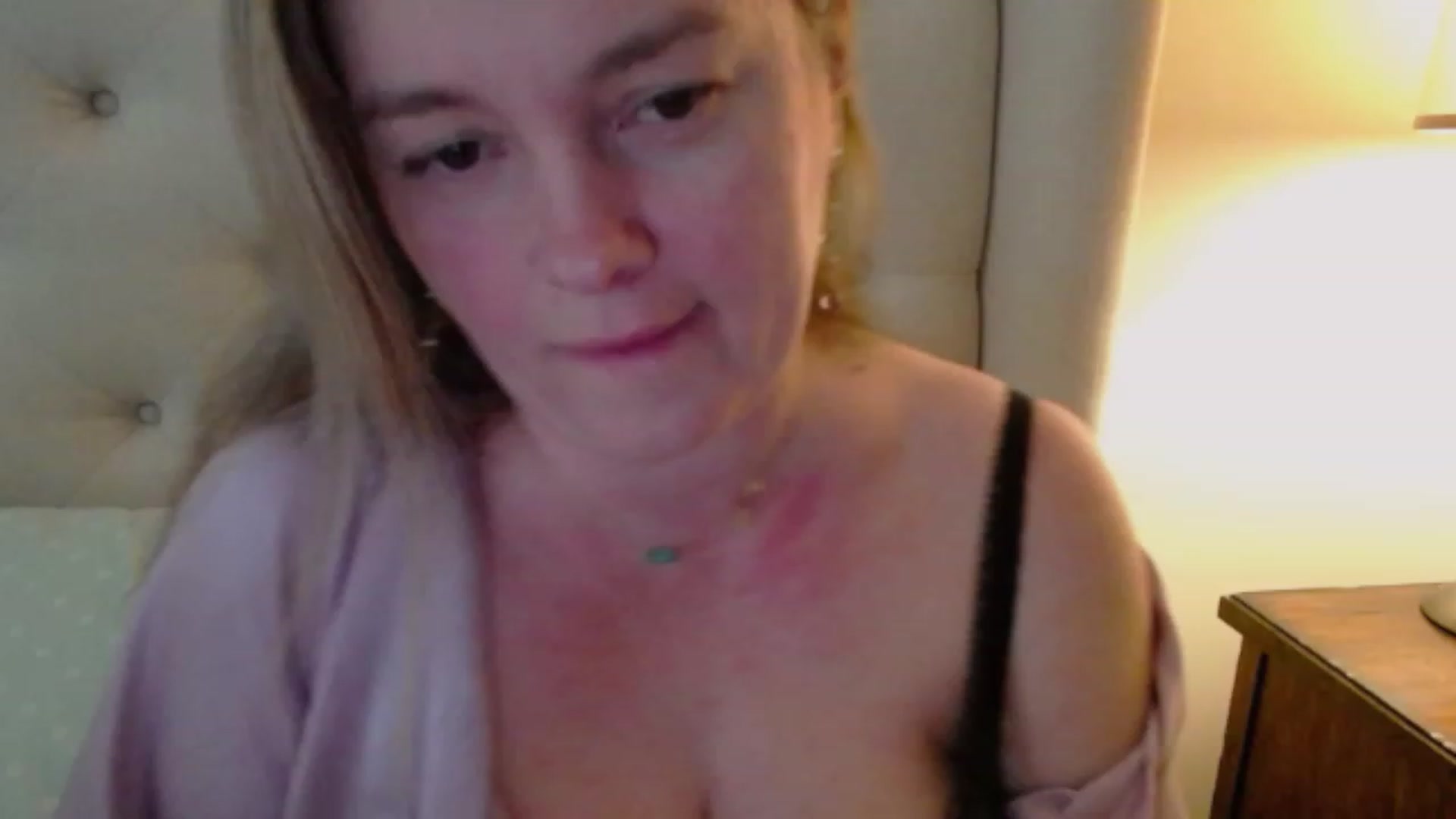Gallery image thumbnail from J0llye's myfreecams stream on, 03/01/2024, 21:23 image 6 of 20