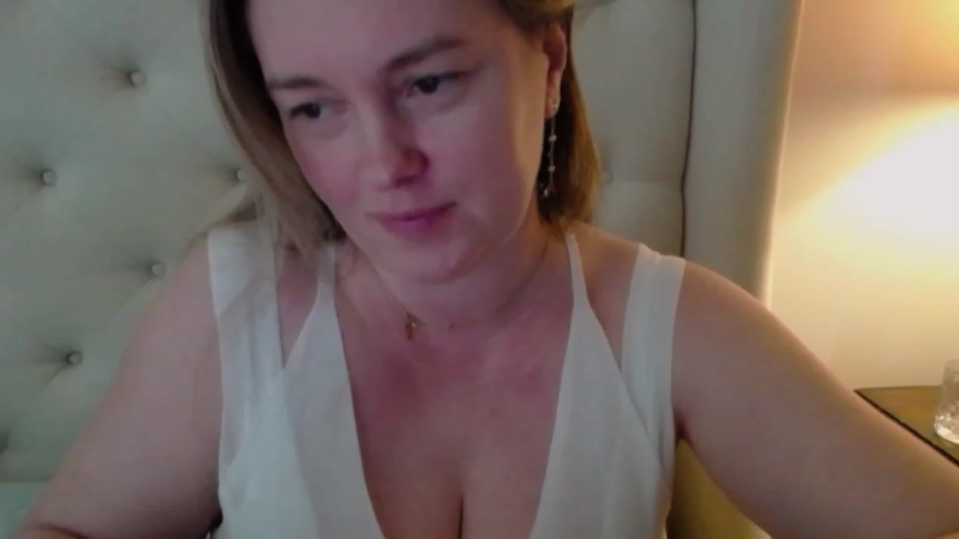 Gallery image thumbnail from J0llye's myfreecams stream on, 03/12/2024, 17:05 image 15 of 20