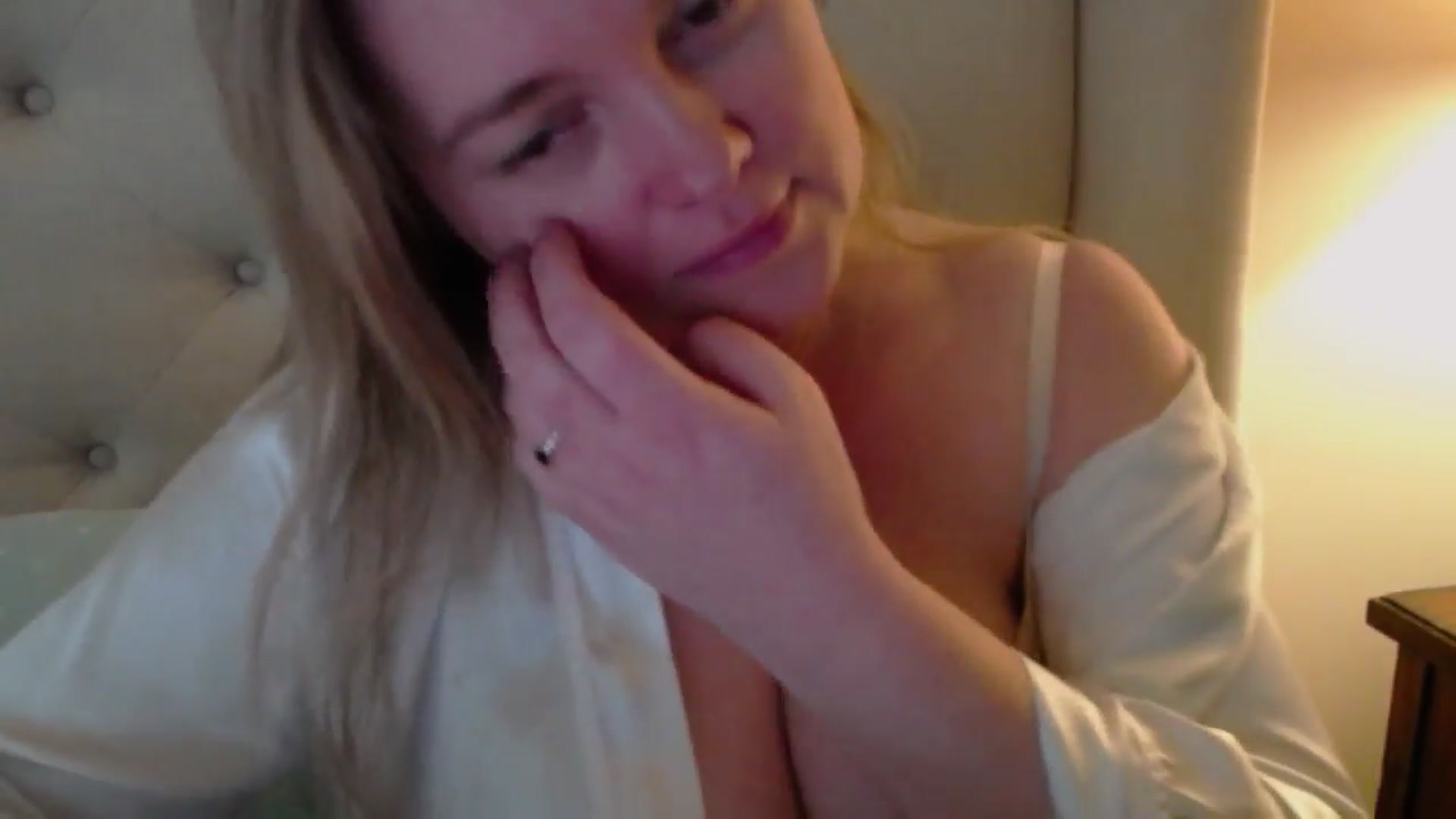 Gallery image thumbnail from J0llye's myfreecams stream on, 03/29/2024, 20:44 image 9 of 20