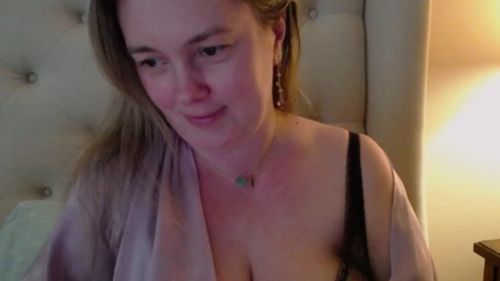 Gallery image thumbnail from J0llye's myfreecams stream on, 04/14/2024, 19:23 image 17 of 20