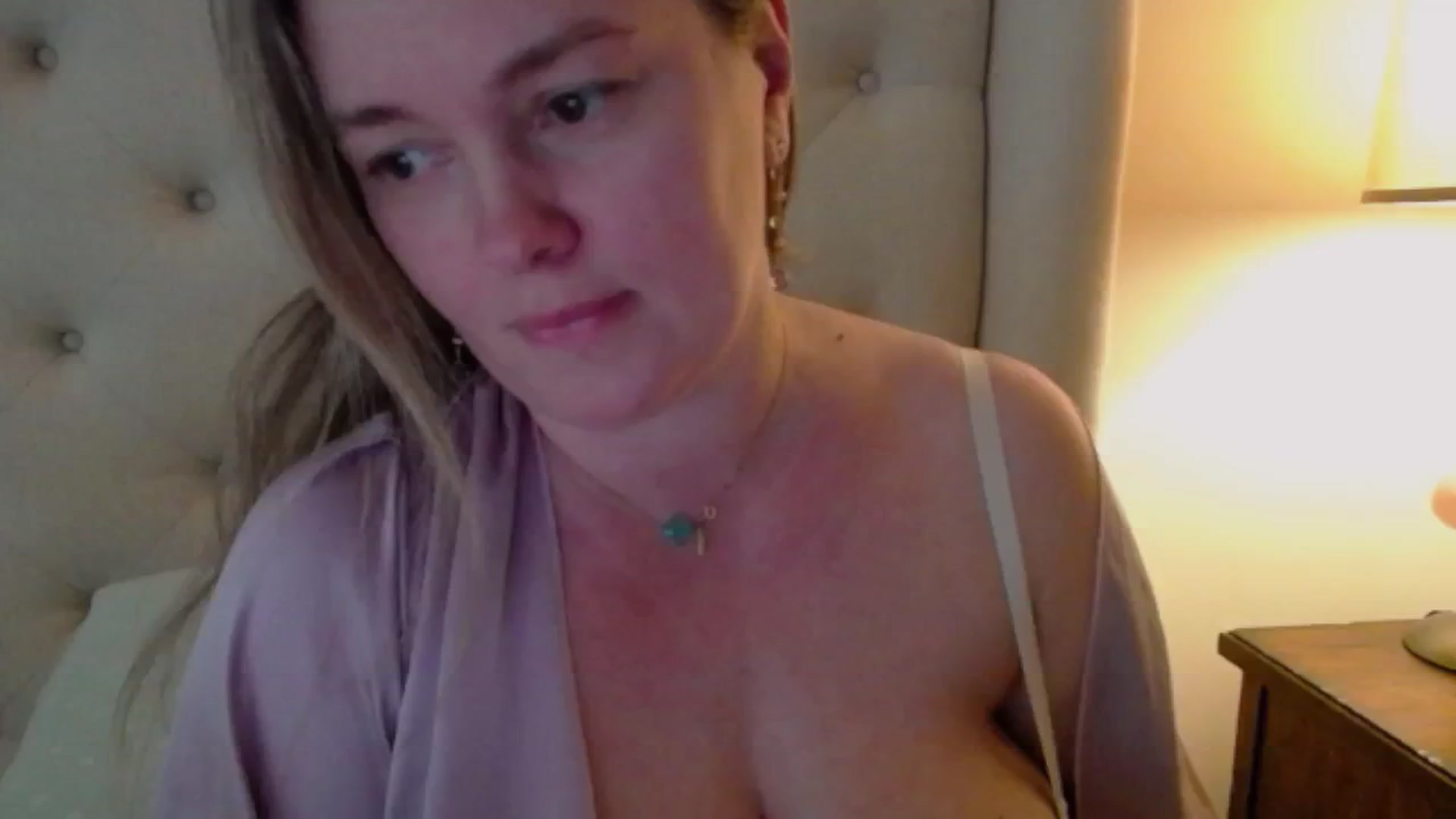 Gallery image thumbnail from J0llye's myfreecams stream on, 04/17/2024, 18:50 image 16 of 20