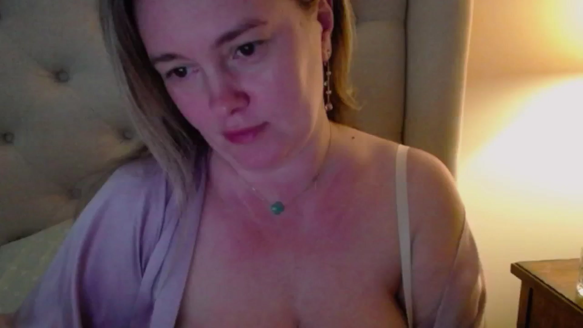 Gallery image thumbnail from J0llye's myfreecams stream on, 05/03/2024, 15:50 image 5 of 20
