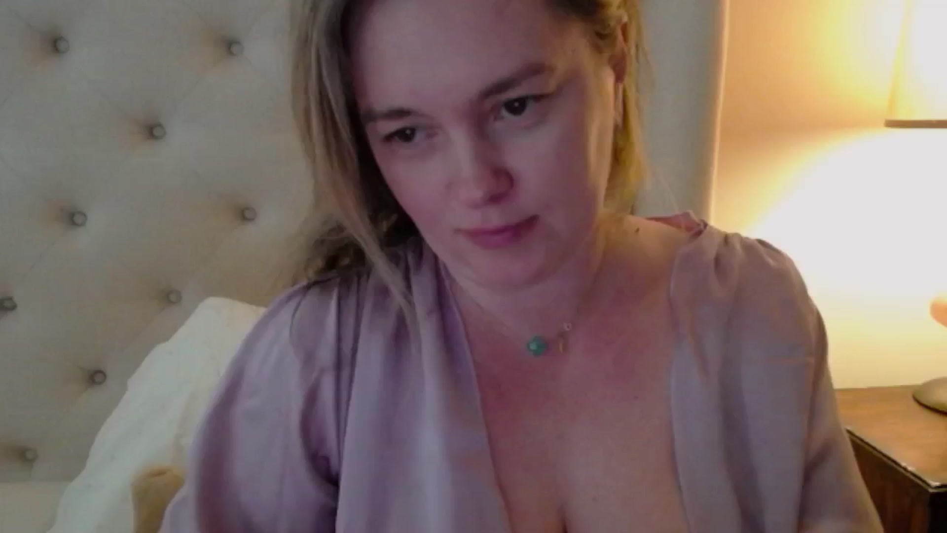 Gallery image thumbnail from J0llye's myfreecams stream on, 05/06/2024, 19:17 image 4 of 20