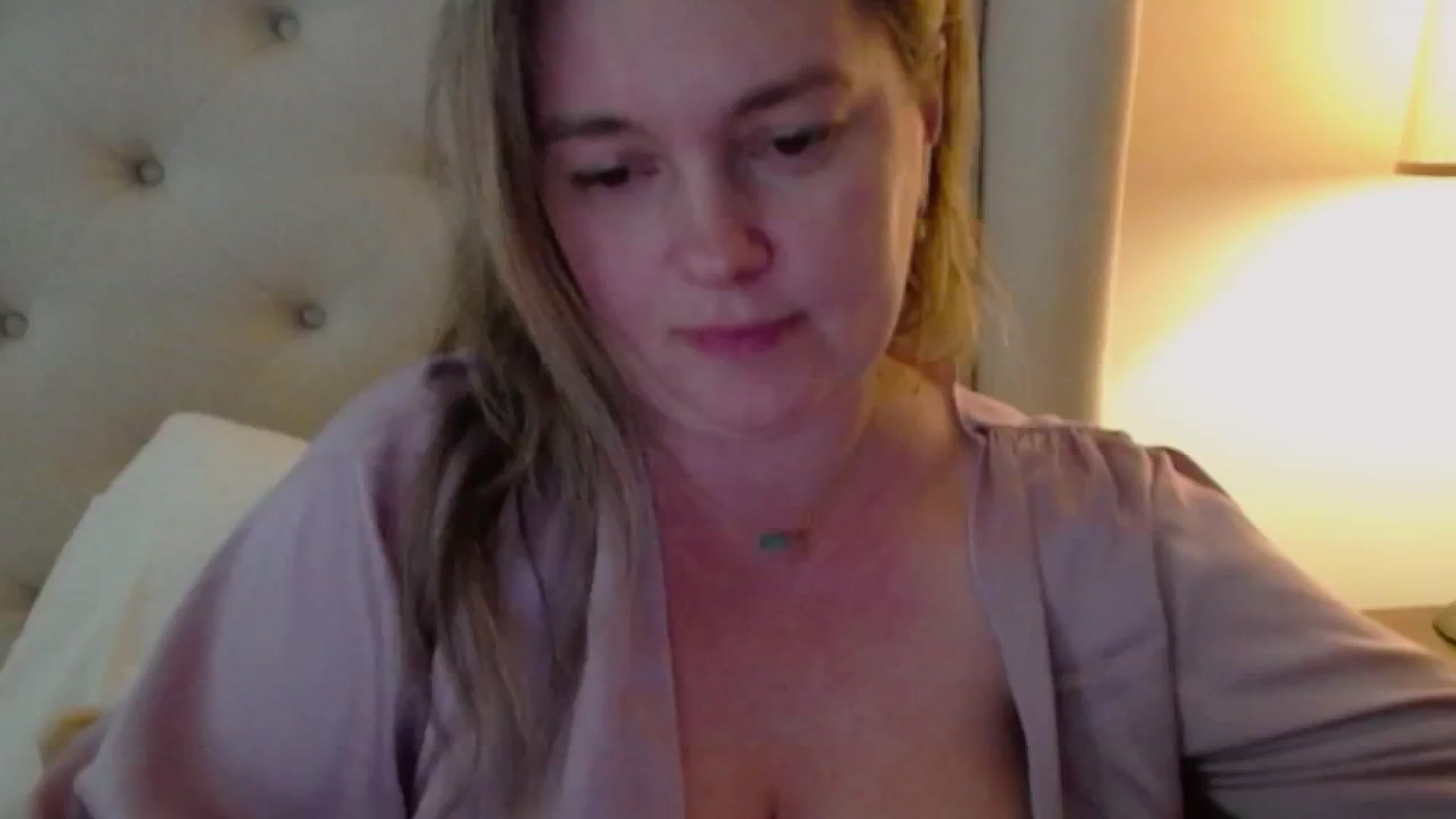 Gallery image thumbnail from J0llye's myfreecams stream on, 05/06/2024, 19:17 image 18 of 20