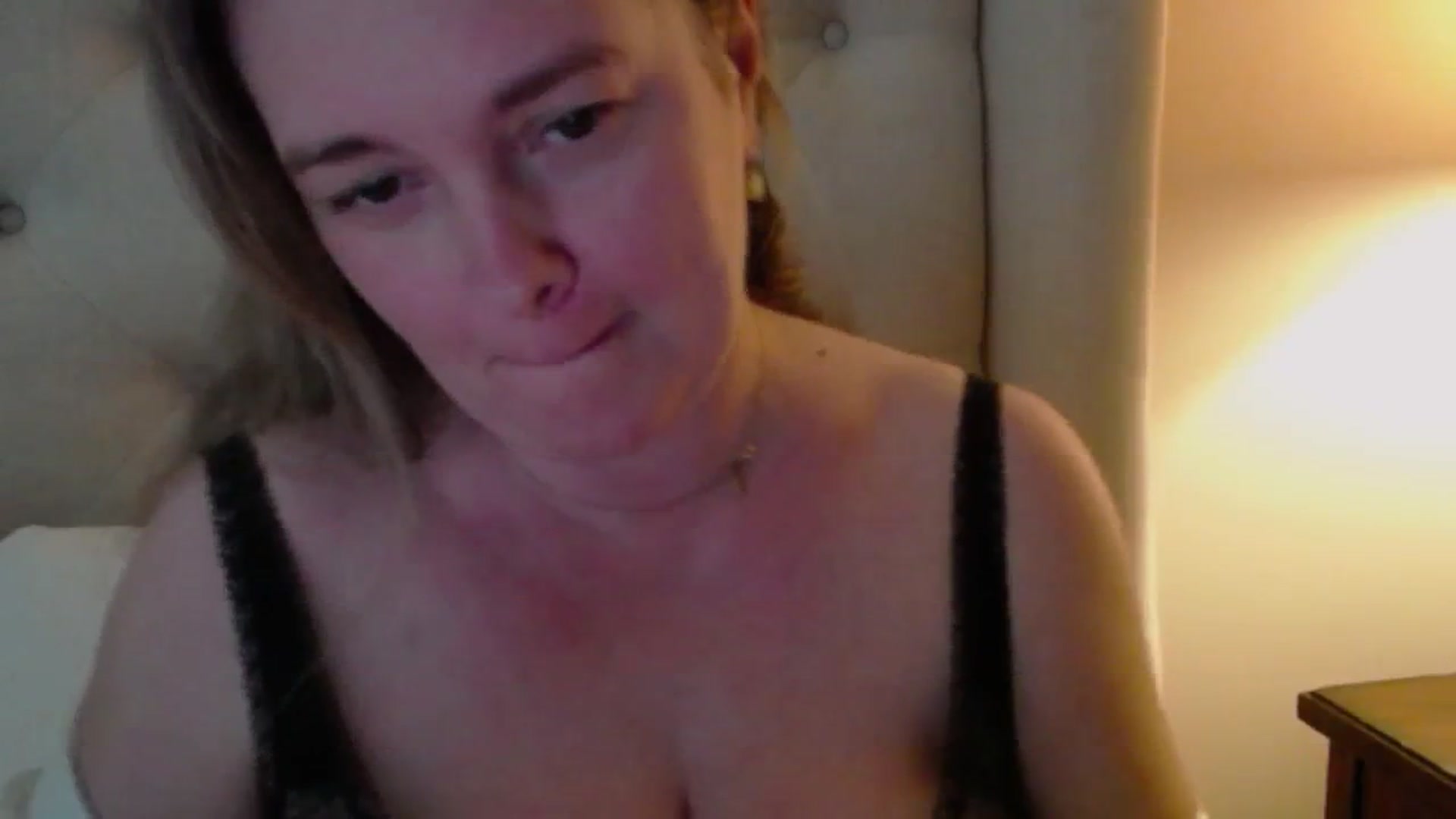Gallery image thumbnail from J0llye's myfreecams stream on, 05/19/2024, 20:20 image 7 of 20