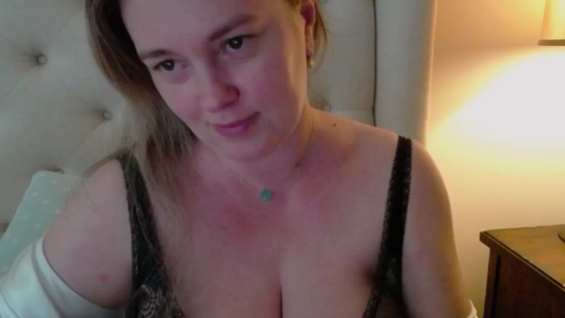 Gallery image thumbnail from J0llye's myfreecams stream on, 05/24/2024, 16:28 image 15 of 20
