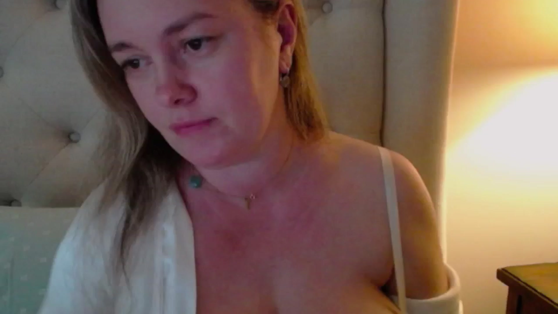 Gallery image thumbnail from J0llye's myfreecams stream on, 05/26/2024, 20:19 image 19 of 20