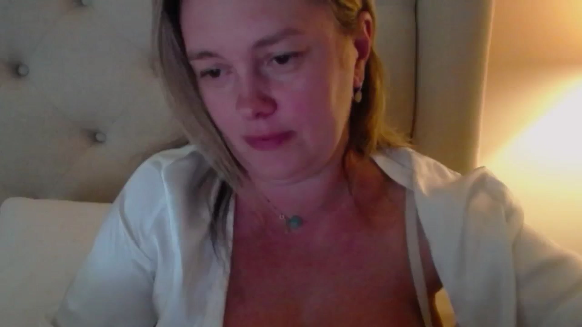 Gallery image thumbnail from J0llye's myfreecams stream on, 06/19/2024, 20:06 image 18 of 20