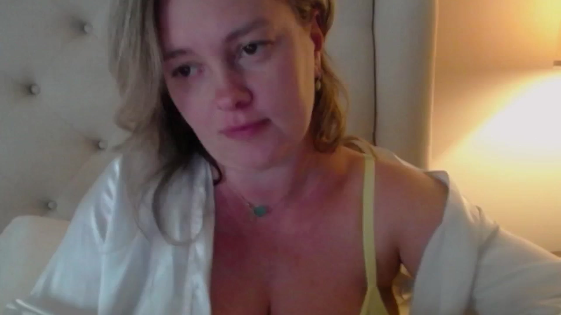 Gallery image thumbnail from J0llye's myfreecams stream on, 06/20/2024, 19:51 image 17 of 20