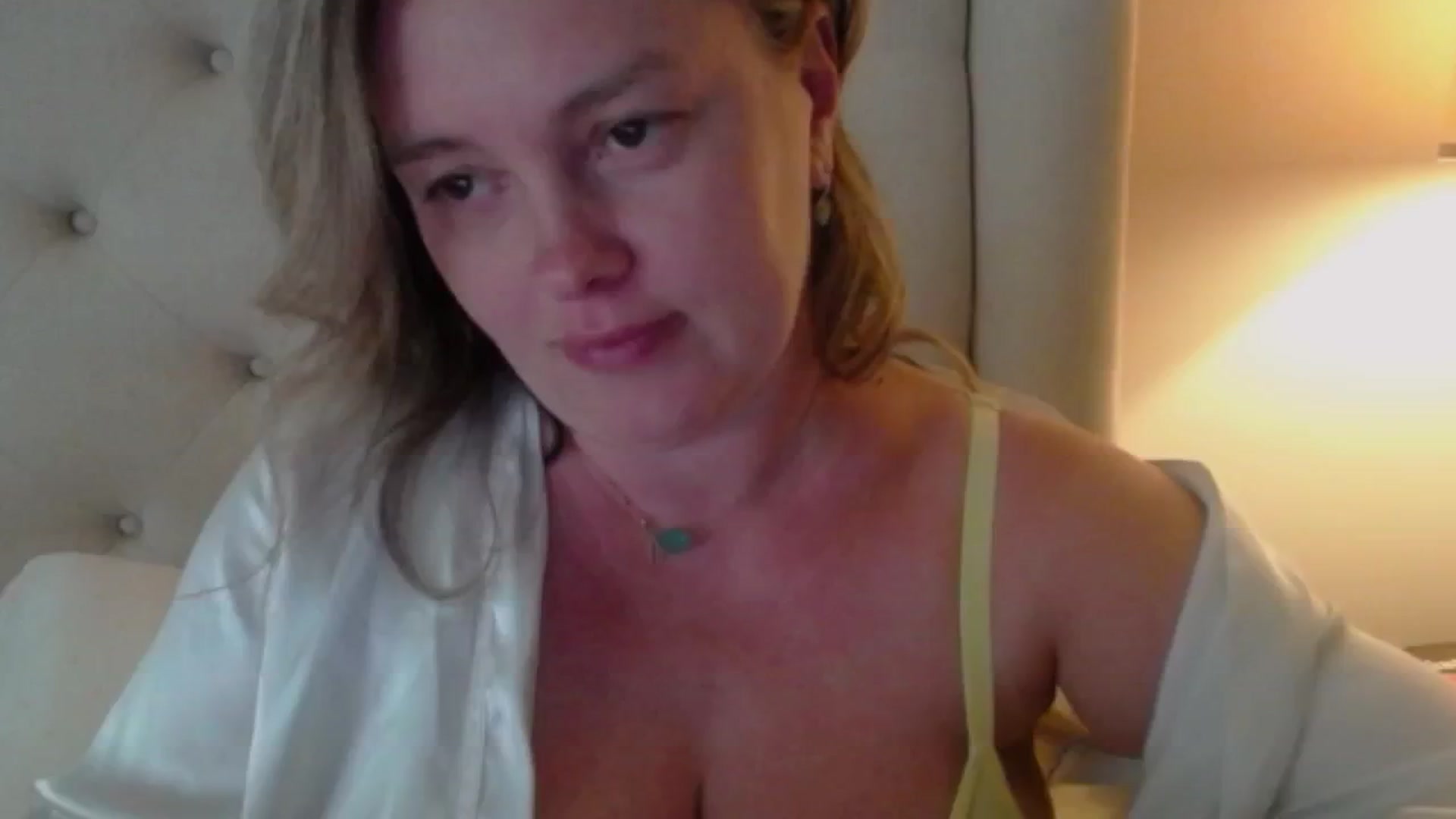 Gallery image thumbnail from J0llye's myfreecams stream on, 06/20/2024, 19:51 image 15 of 20