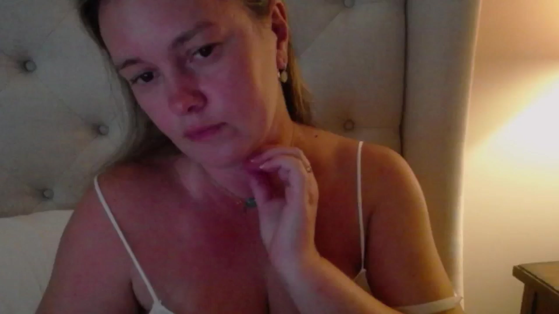 Gallery image thumbnail from J0llye's myfreecams stream on, 07/04/2024, 20:17 image 15 of 20