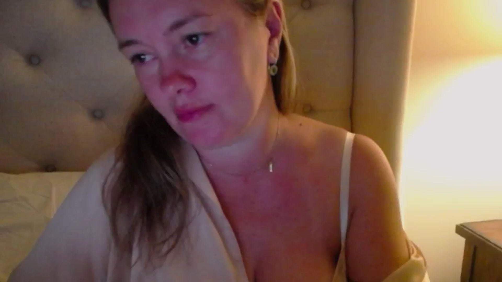 Gallery image thumbnail from J0llye's myfreecams stream on, 08/07/2024, 03:45 image 12 of 20