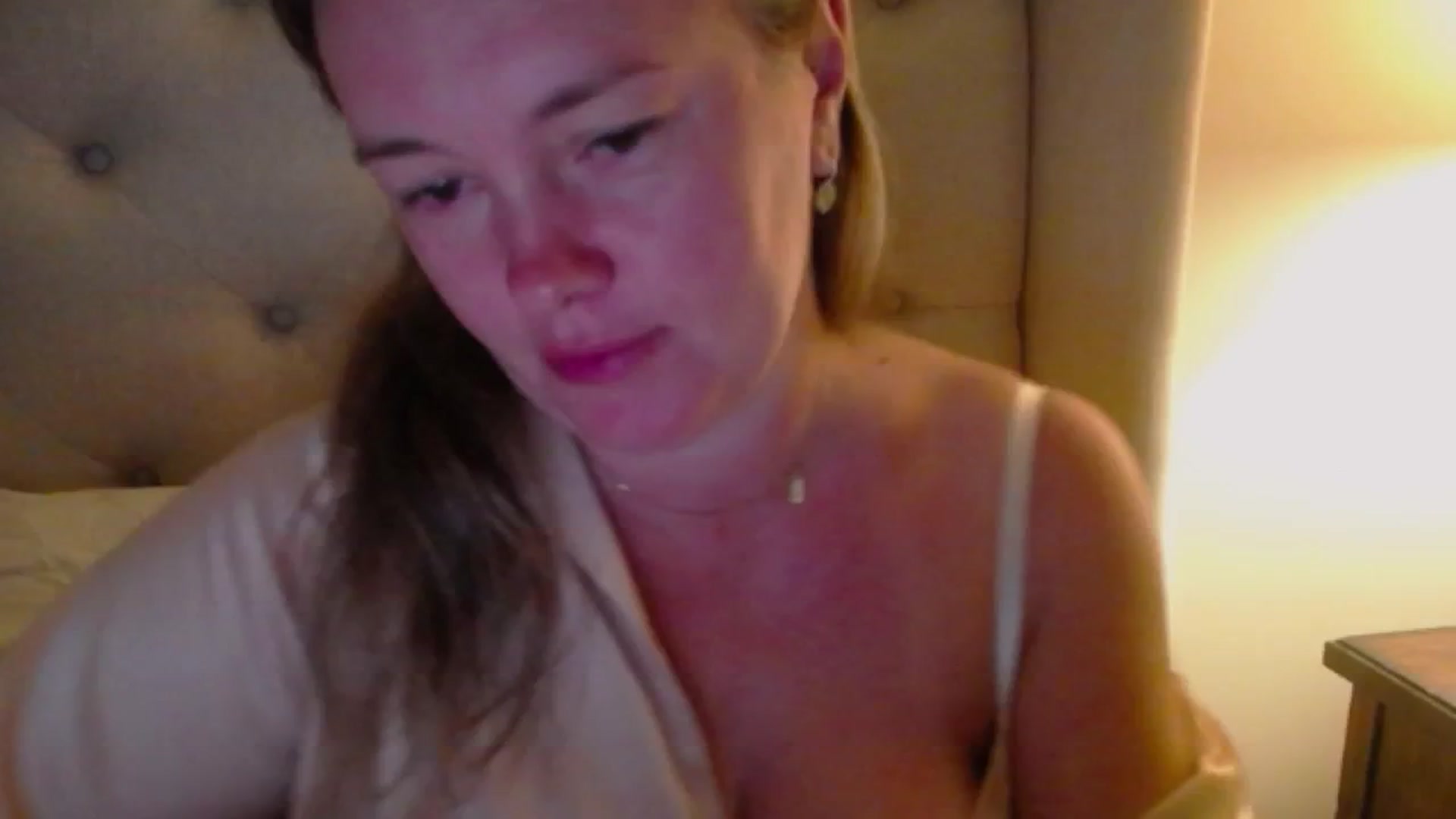 Gallery image thumbnail from J0llye's myfreecams stream on, 08/07/2024, 03:45 image 14 of 20