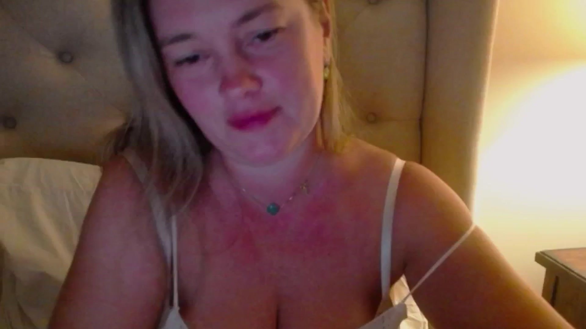 Gallery image thumbnail from J0llye's myfreecams stream on, 08/08/2024, 04:07 image 12 of 20