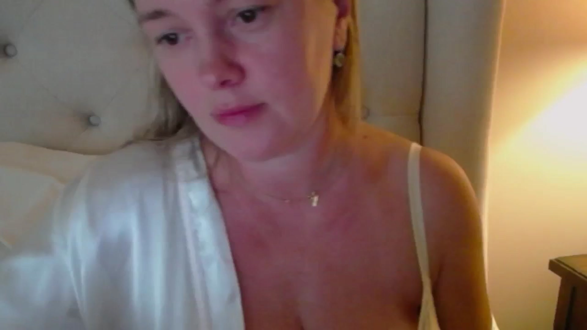 Gallery image thumbnail from J0llye's myfreecams stream on, 08/08/2024, 20:33 image 16 of 20