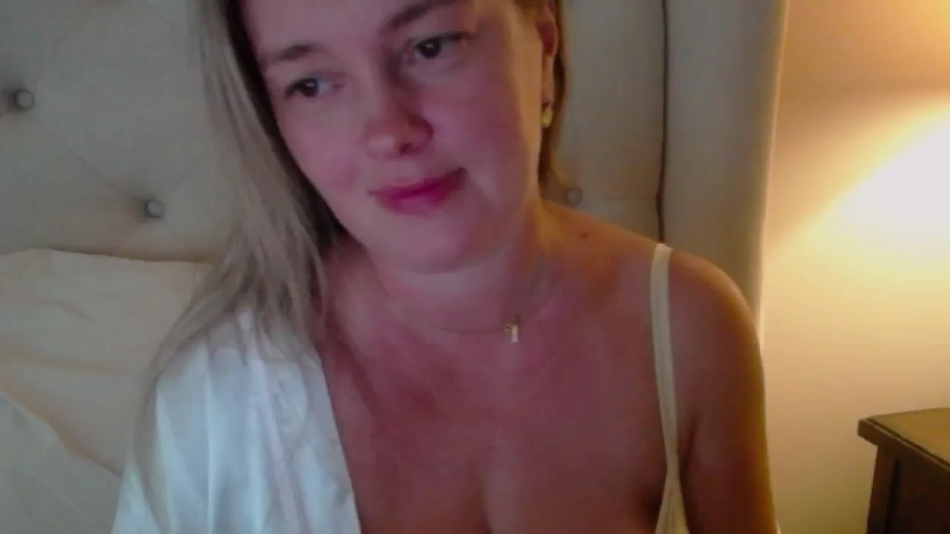 Gallery image thumbnail from J0llye's myfreecams stream on, 08/08/2024, 20:33 image 20 of 20