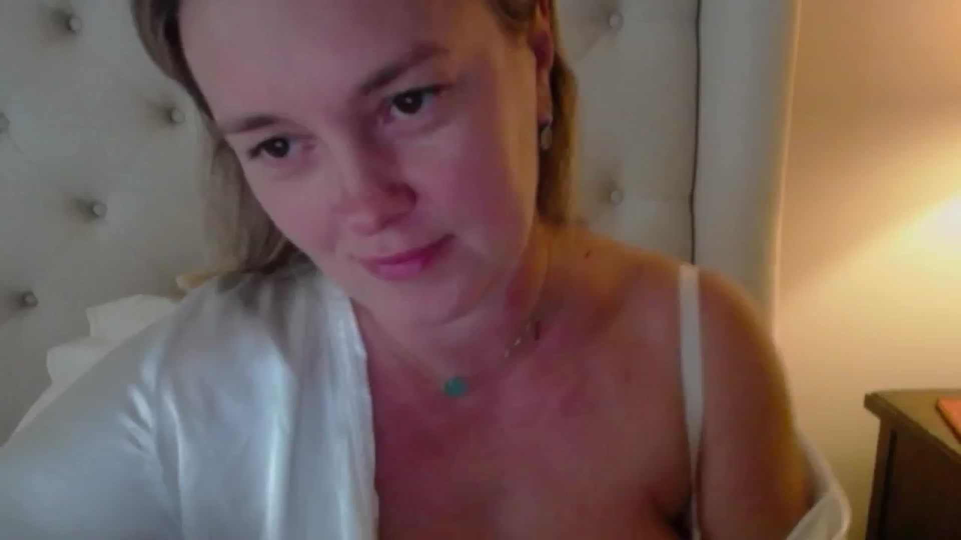 Gallery image thumbnail from J0llye's myfreecams stream on, 08/09/2024, 20:31 image 15 of 20