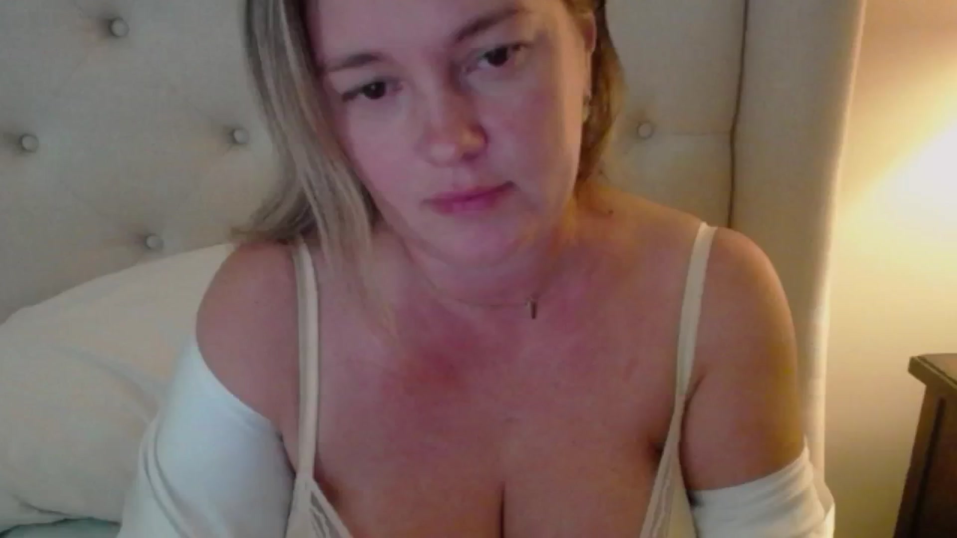 Gallery image thumbnail from J0llye's myfreecams stream on, 08/16/2024, 20:56 image 19 of 20