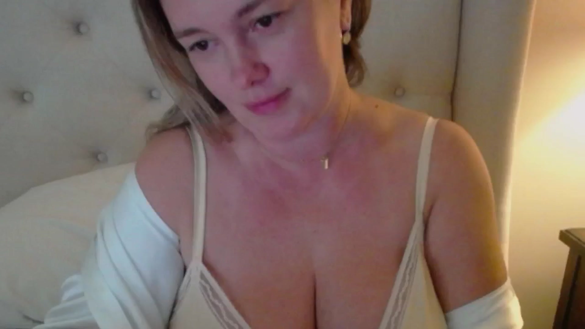 Gallery image thumbnail from J0llye's myfreecams stream on, 08/16/2024, 20:56 image 9 of 20