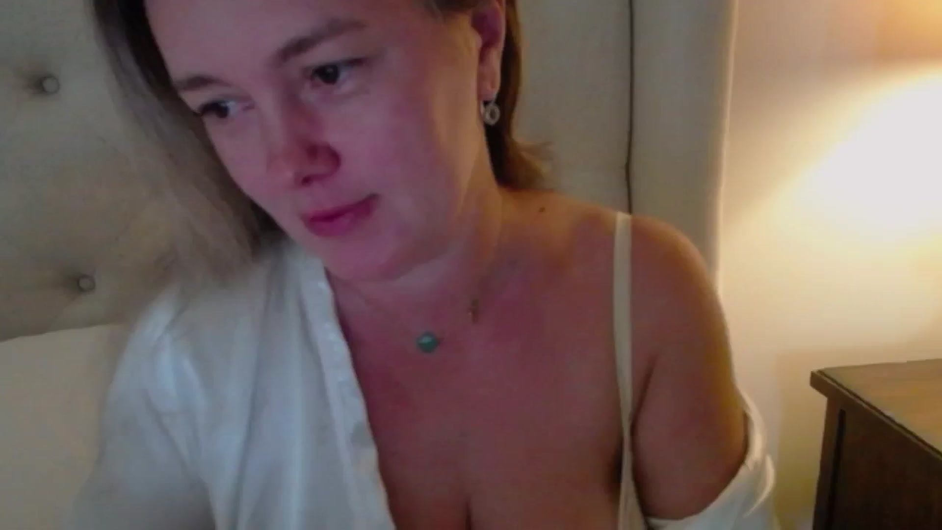 Gallery image thumbnail from J0llye's myfreecams stream on, 08/22/2024, 16:50 image 14 of 20