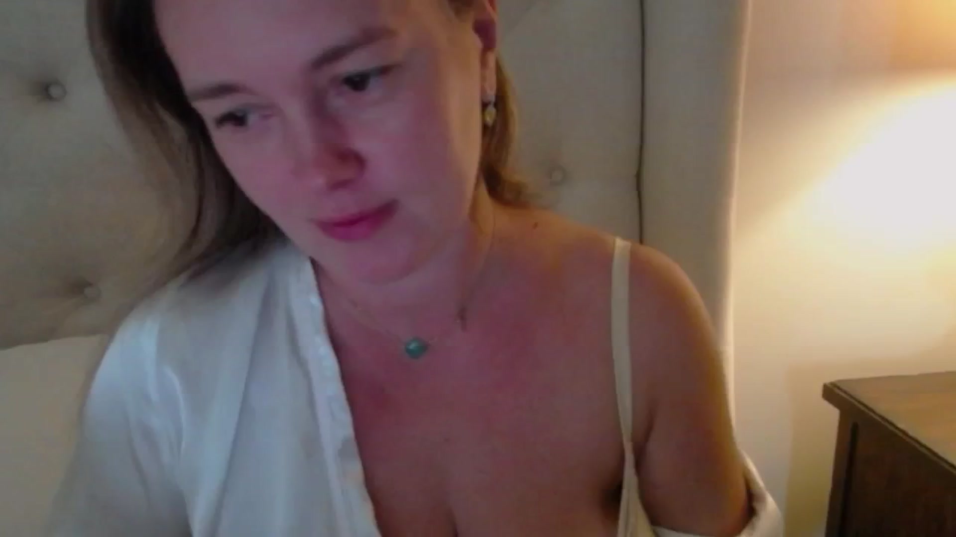 Gallery image thumbnail from J0llye's myfreecams stream on, 08/22/2024, 16:50 image 16 of 20