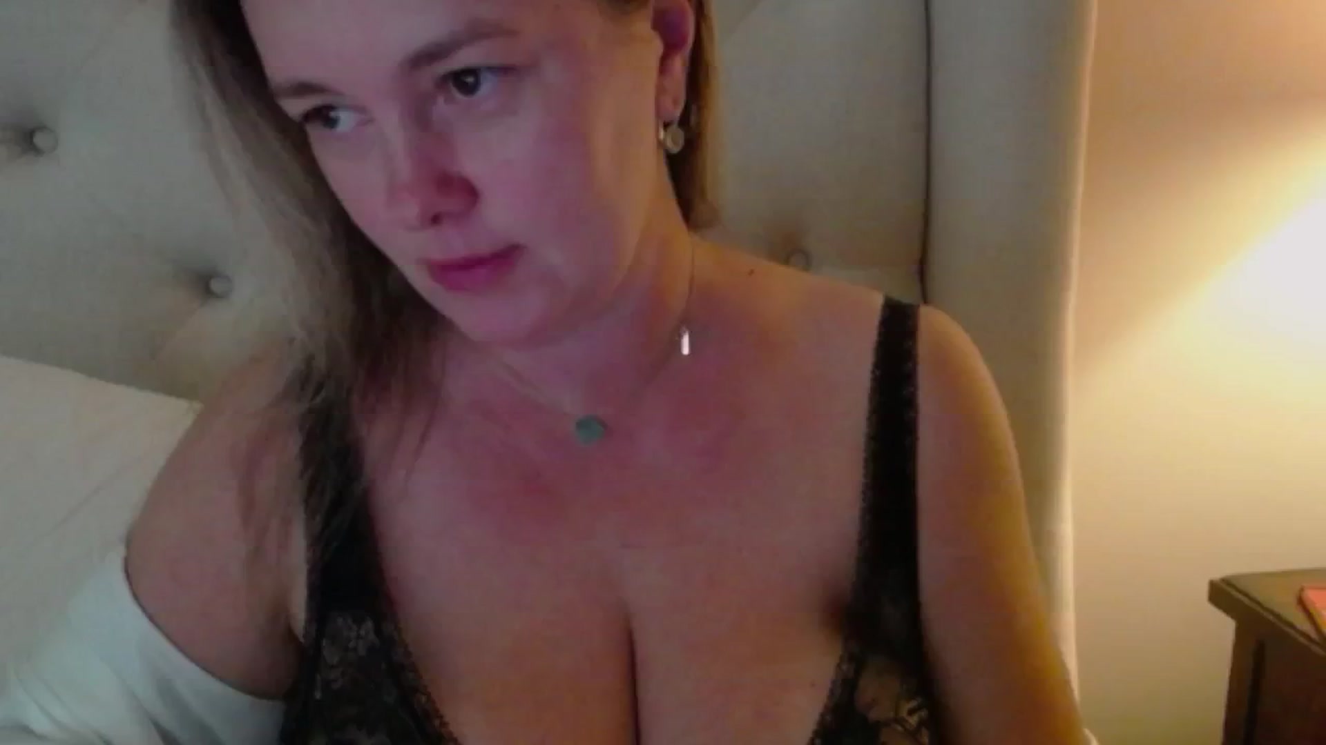 Gallery image thumbnail from J0llye's myfreecams stream on, 08/27/2024, 17:03 image 18 of 20