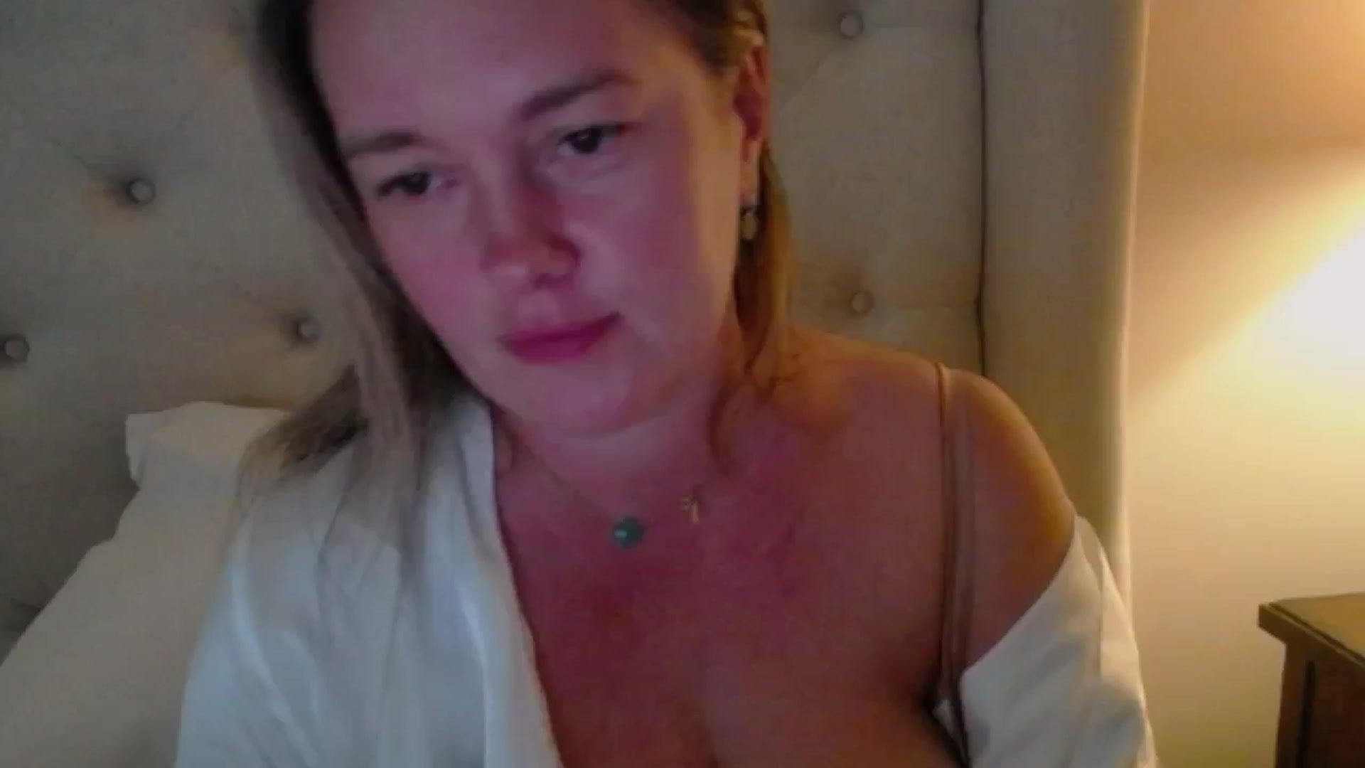 Gallery image thumbnail from J0llye's myfreecams stream on, 08/28/2024, 19:18 image 15 of 20