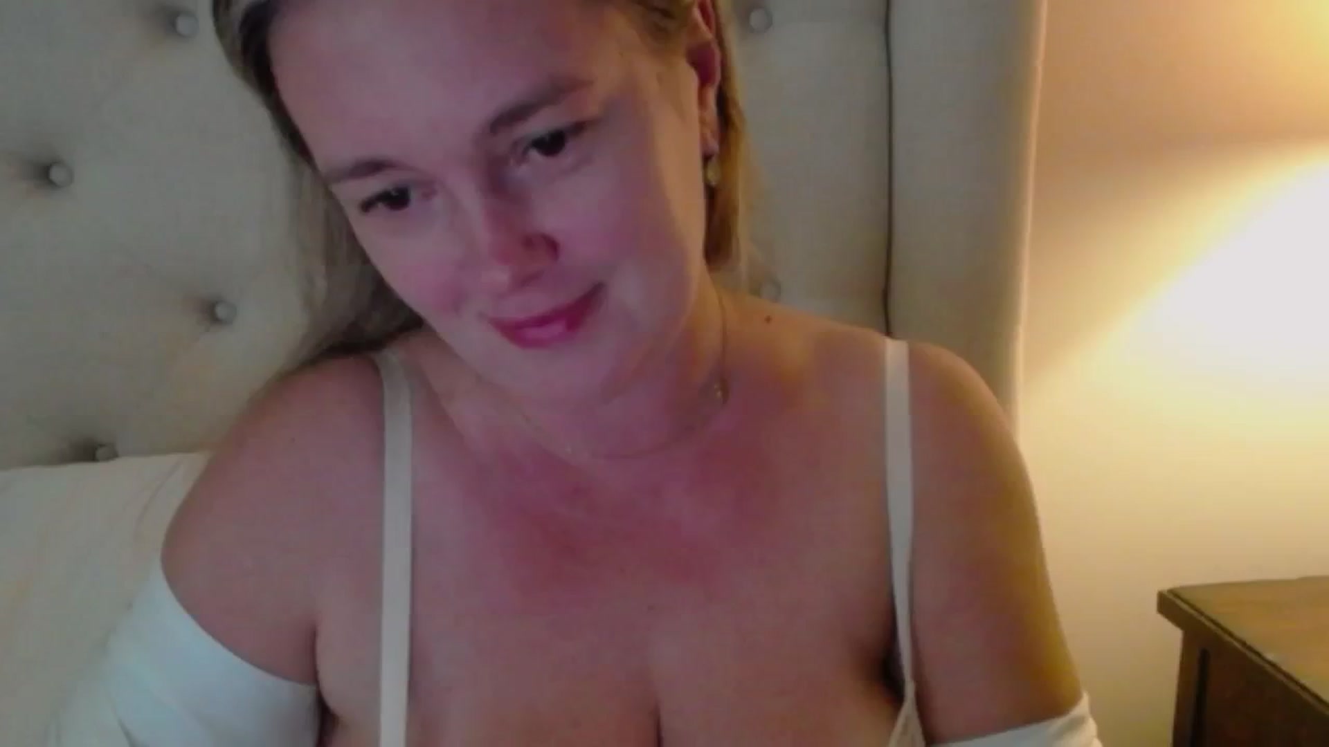 Gallery image thumbnail from J0llye's myfreecams stream on, 08/31/2024, 19:20 image 18 of 20