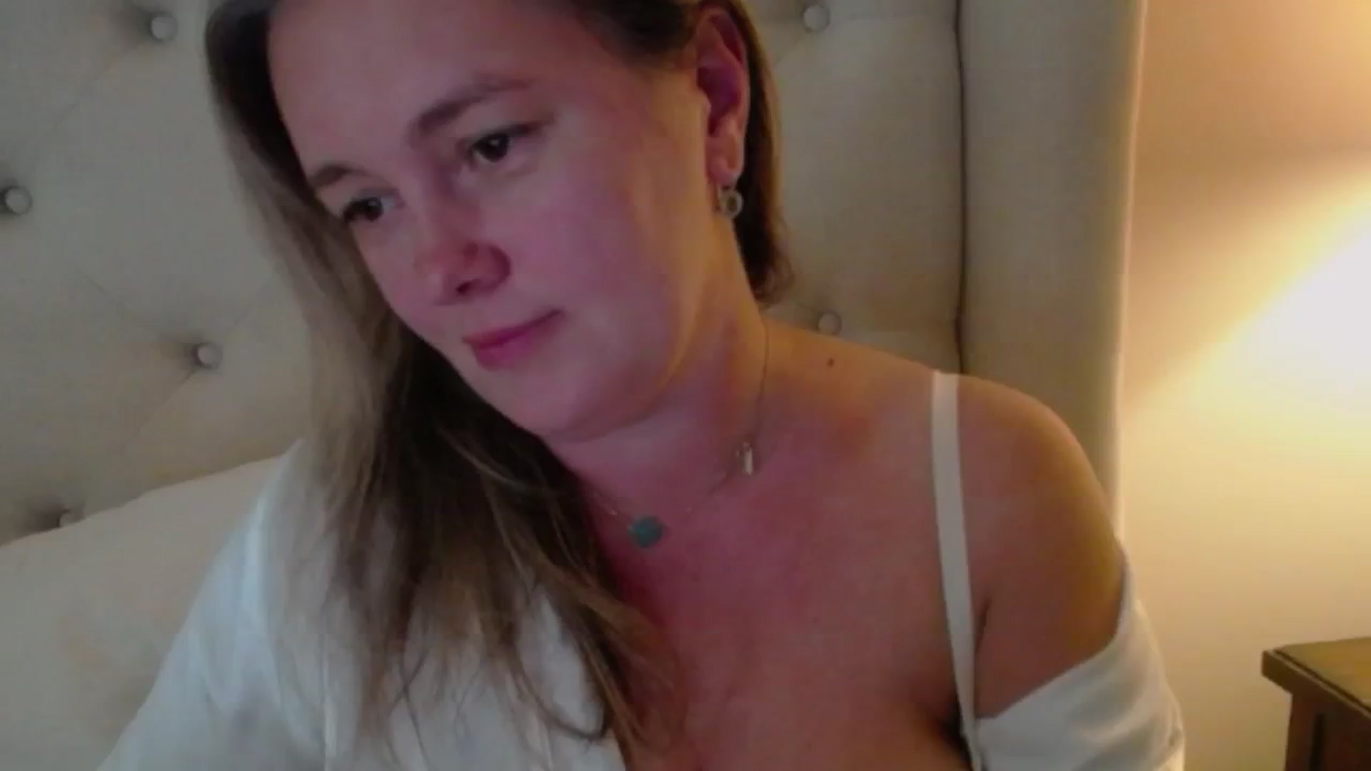 Gallery image thumbnail from J0llye's myfreecams stream on, 08/31/2024, 20:26 image 17 of 20