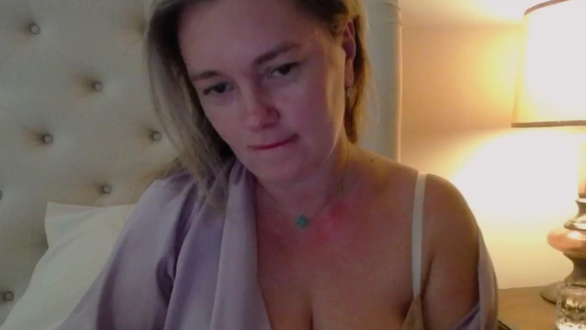Gallery image thumbnail from J0llye's myfreecams stream on, 09/05/2024, 16:29 image 3 of 20