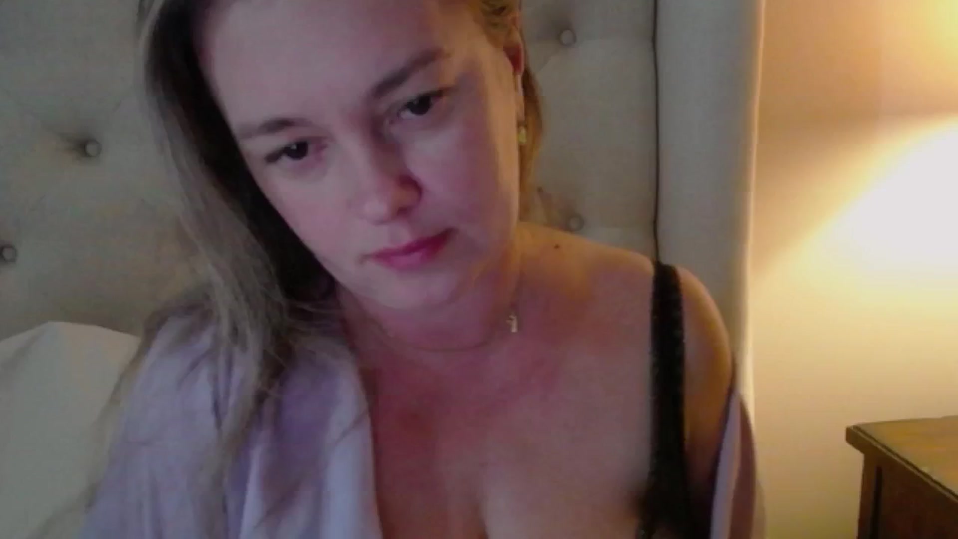 Gallery image thumbnail from J0llye's myfreecams stream on, 09/15/2024, 19:32 image 5 of 20