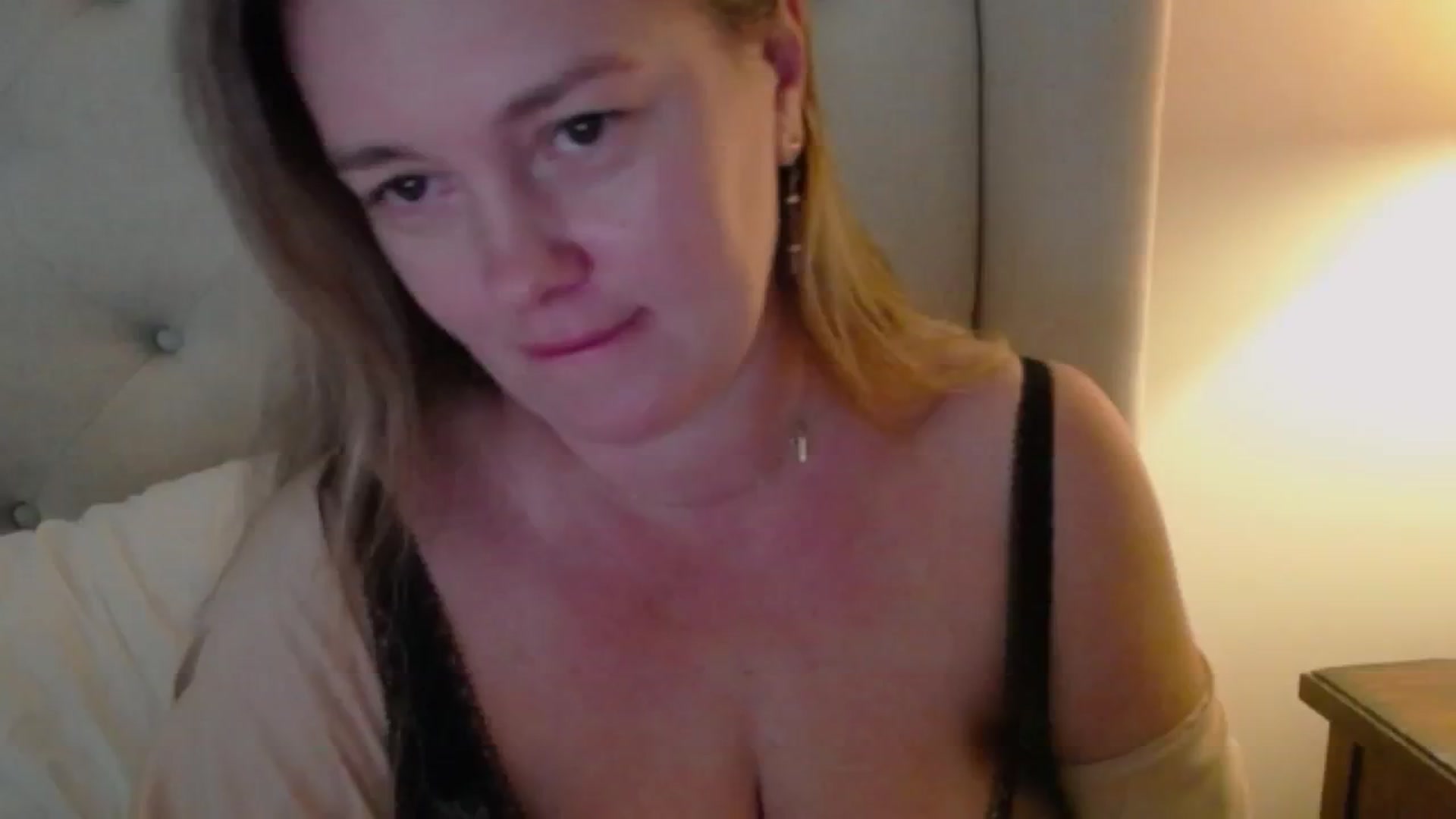 Gallery image thumbnail from J0llye's myfreecams stream on, 09/17/2024, 20:06 image 11 of 20