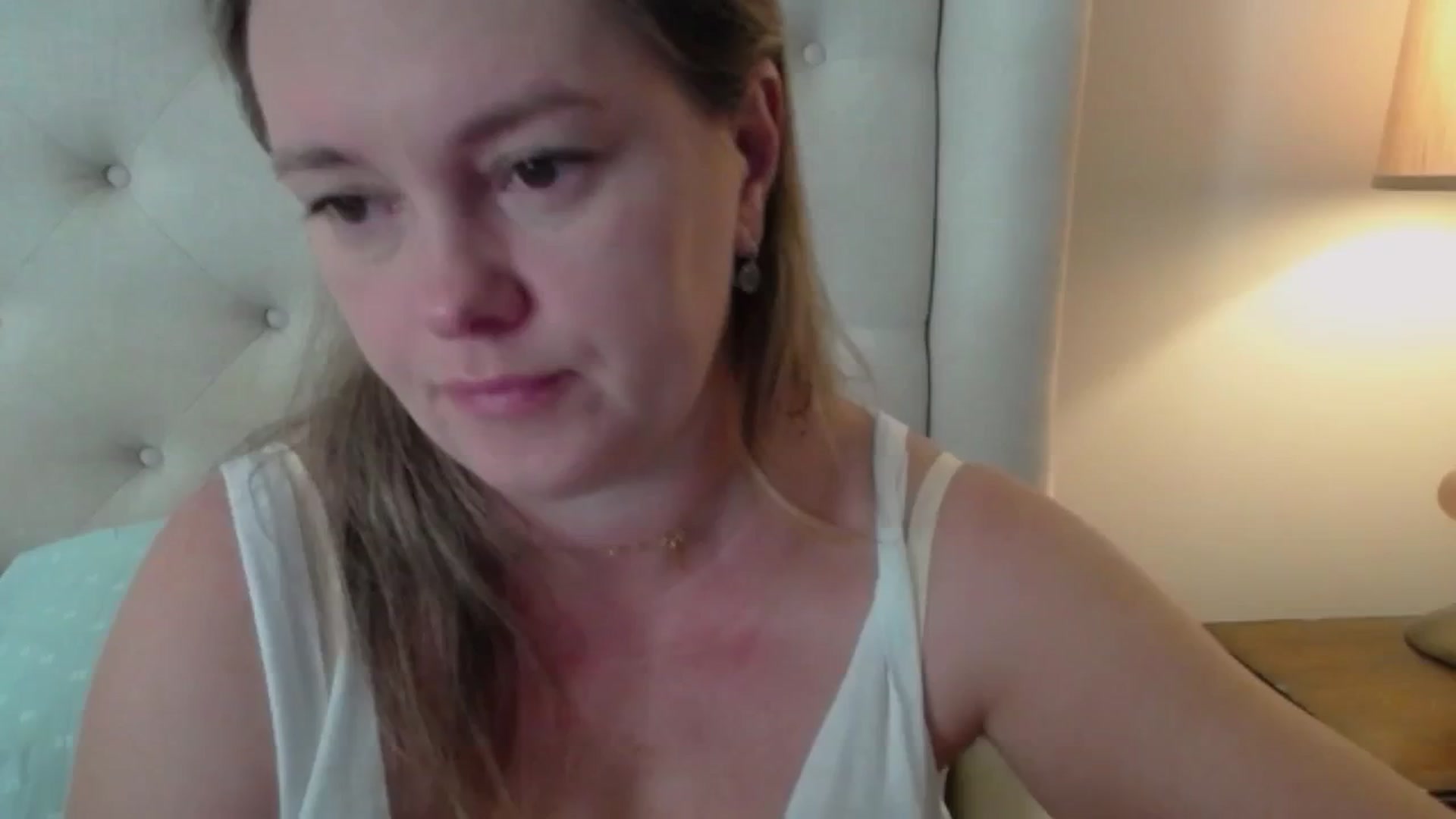 Gallery image thumbnail from J0llye's myfreecams stream on, 09/19/2024, 15:37 image 14 of 20