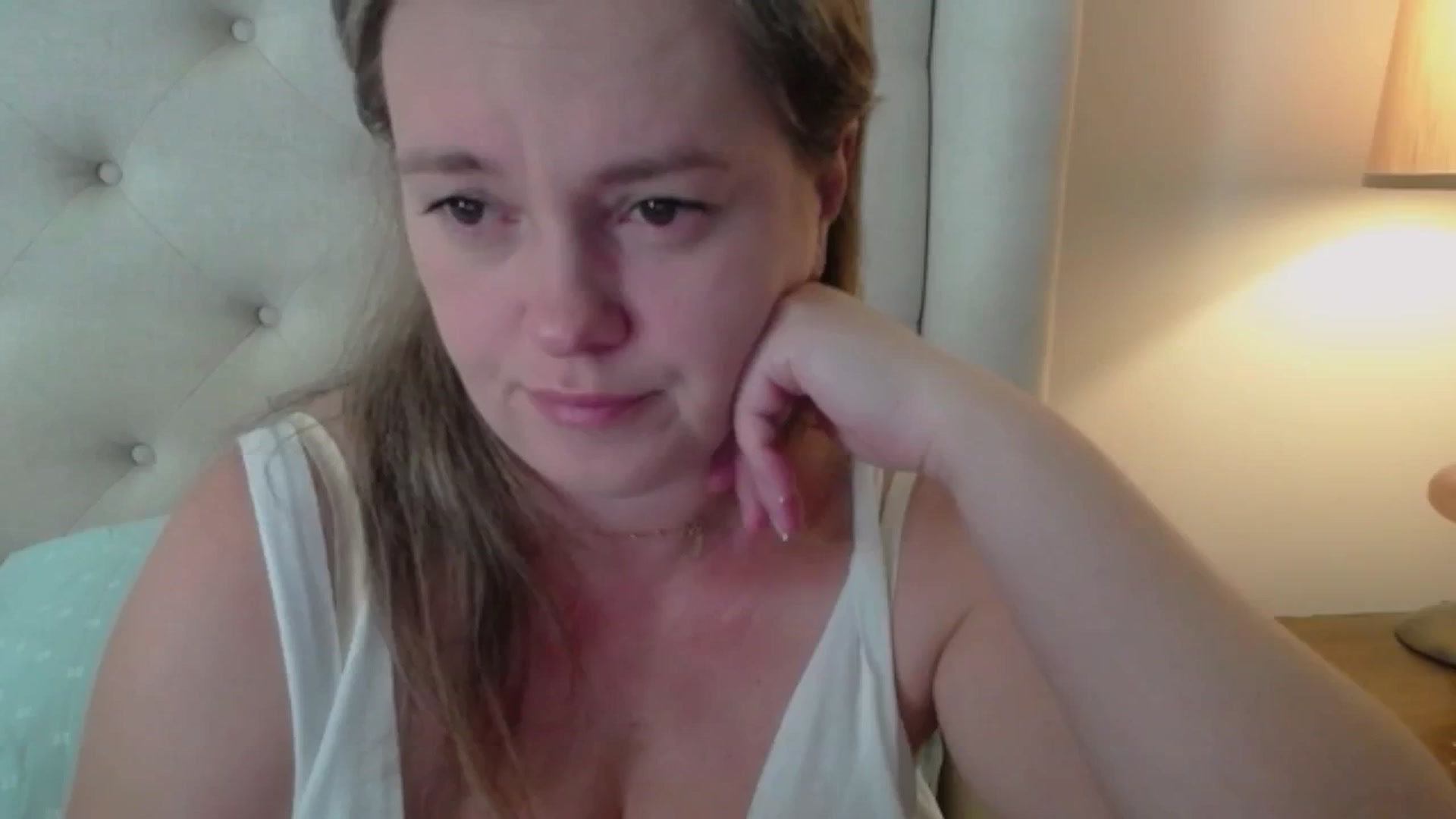 Gallery image thumbnail from J0llye's myfreecams stream on, 09/19/2024, 15:37 image 16 of 20