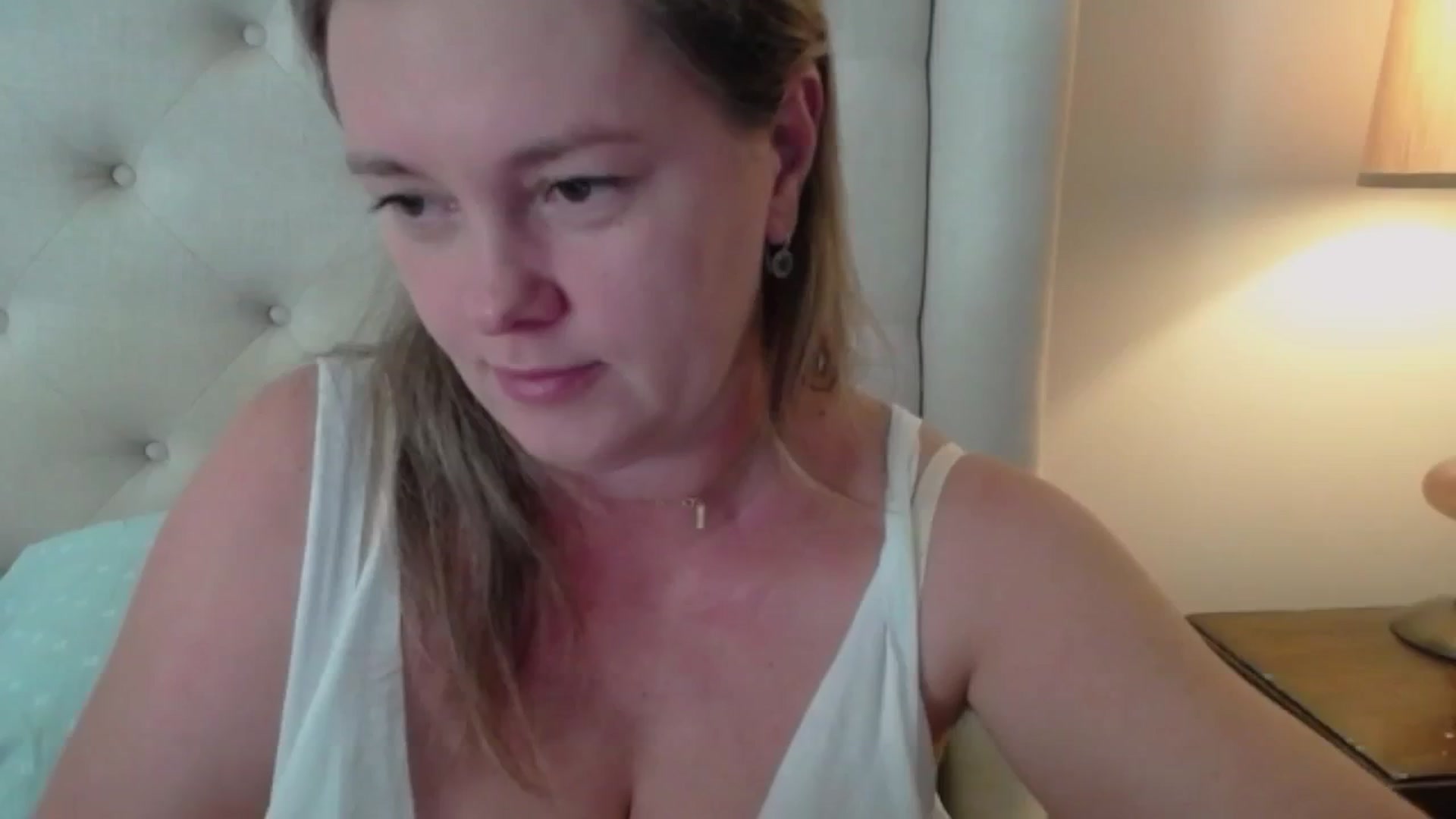 Gallery image thumbnail from J0llye's myfreecams stream on, 09/19/2024, 15:37 image 13 of 20