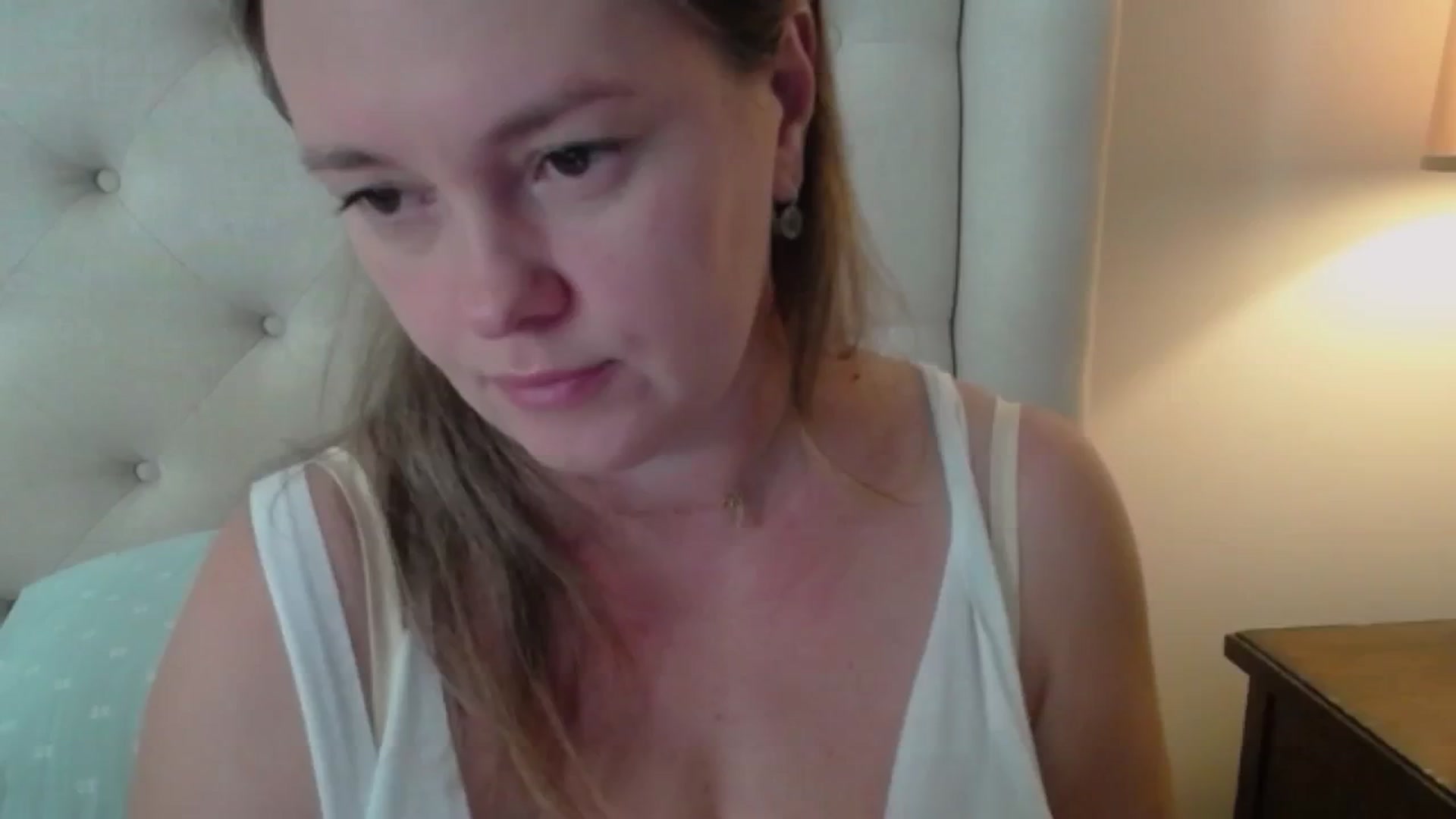 Gallery image thumbnail from J0llye's myfreecams stream on, 09/19/2024, 15:37 image 17 of 20