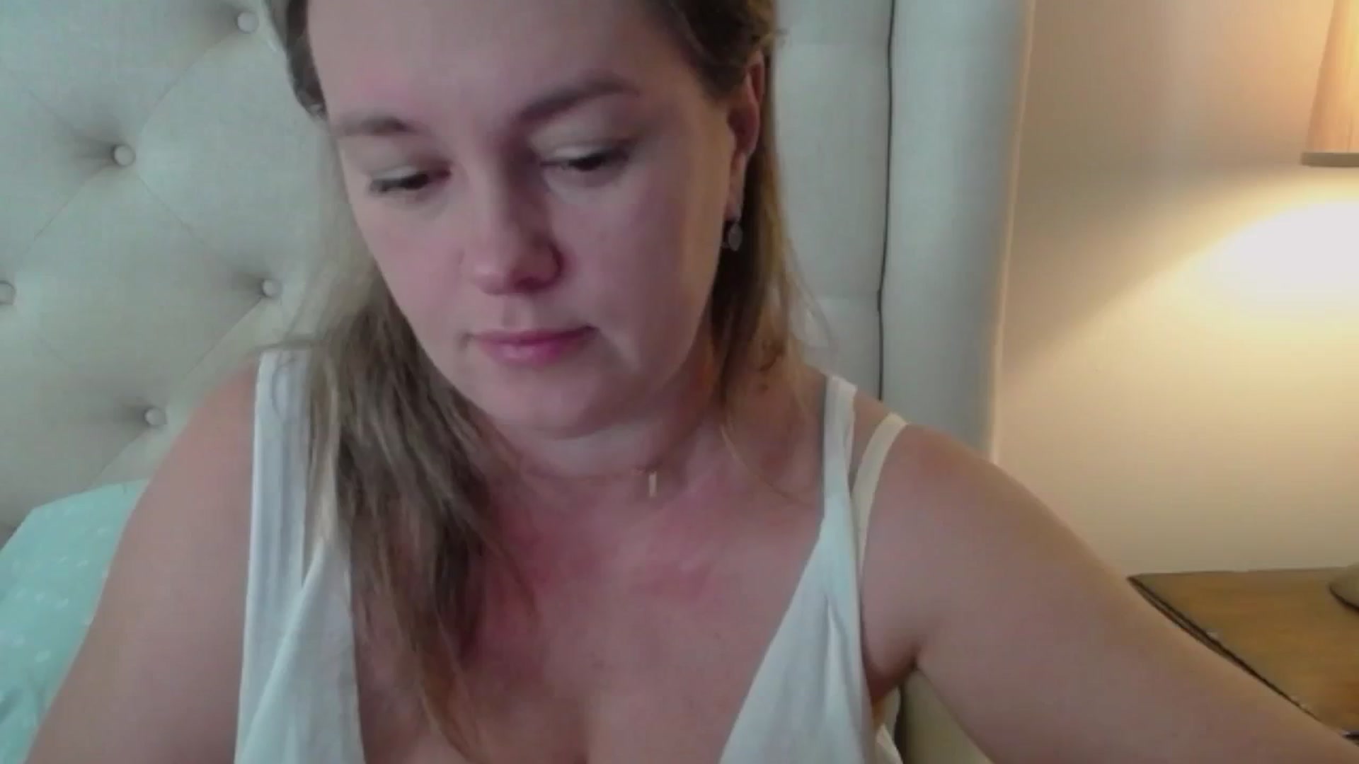 Gallery image thumbnail from J0llye's myfreecams stream on, 09/19/2024, 15:37 image 15 of 20