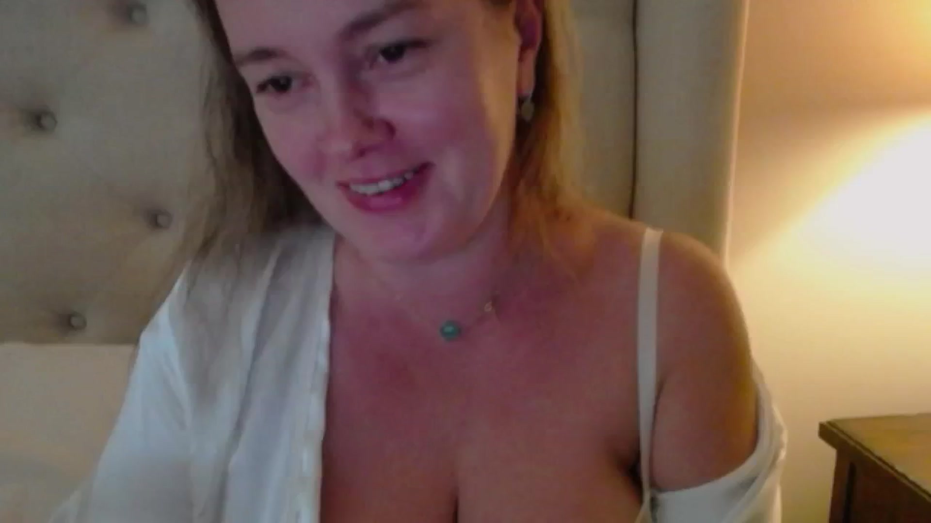 Gallery image thumbnail from J0llye's myfreecams stream on, 09/26/2024, 16:10 image 15 of 20
