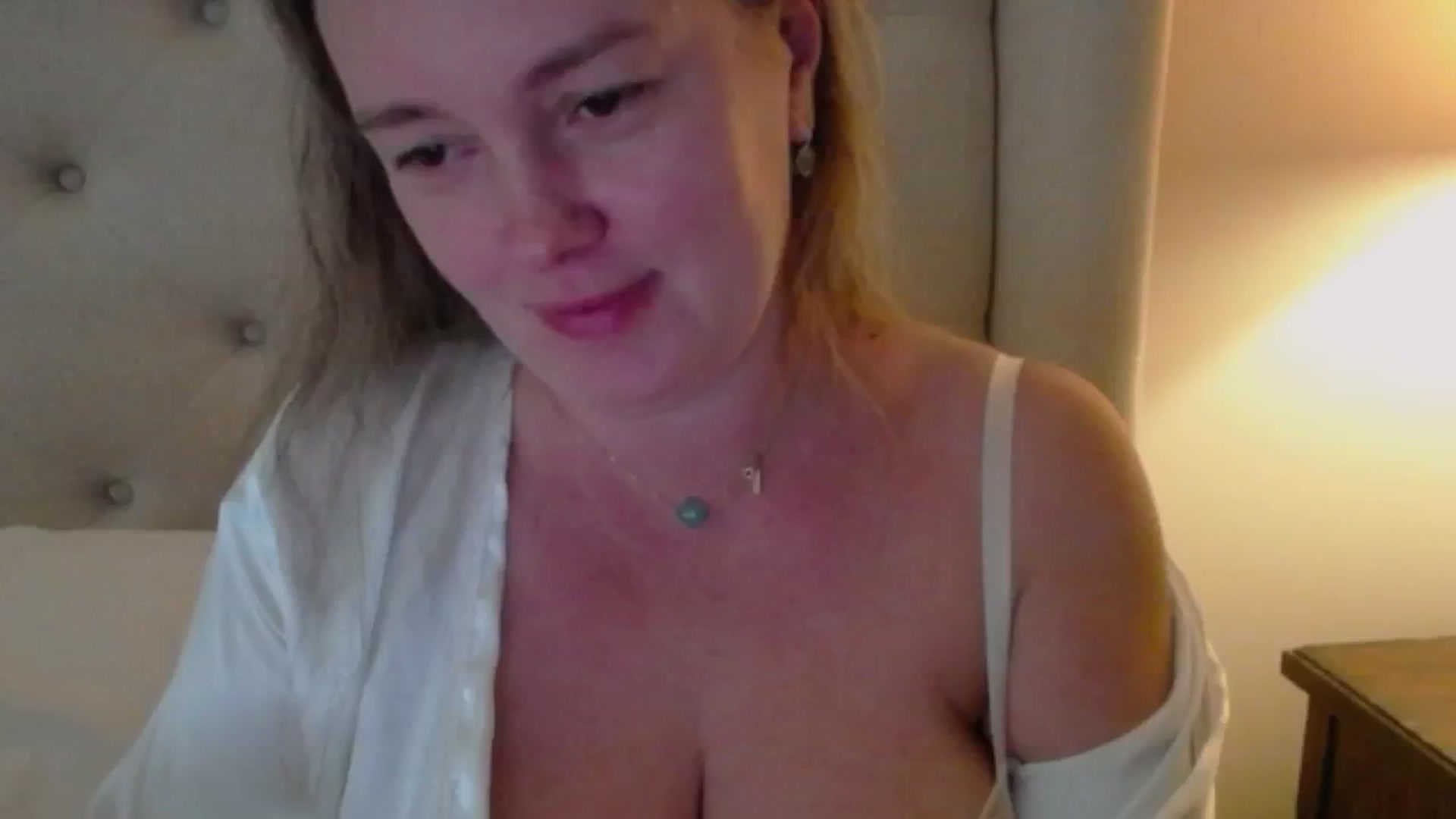Gallery image thumbnail from J0llye's myfreecams stream on, 09/26/2024, 16:10 image 14 of 20