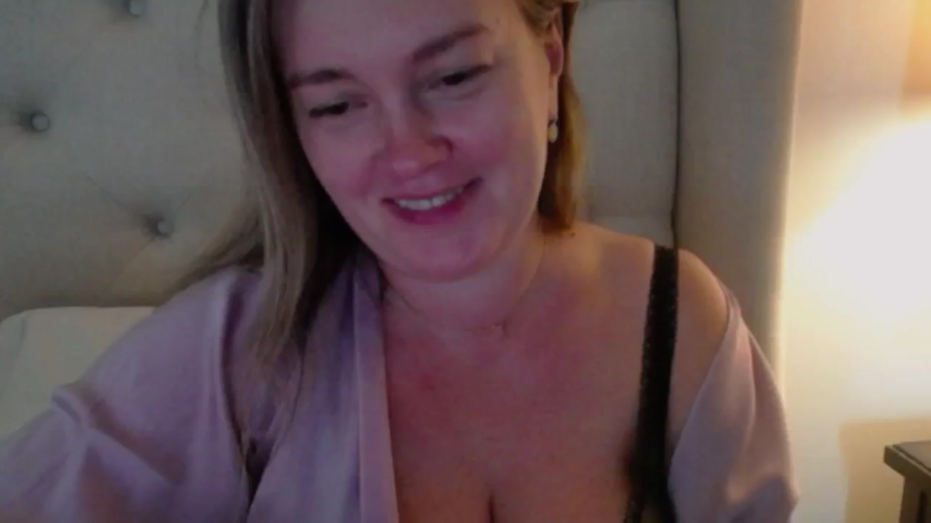 Gallery image thumbnail from J0llye's myfreecams stream on, 10/01/2024, 19:58 image 15 of 20