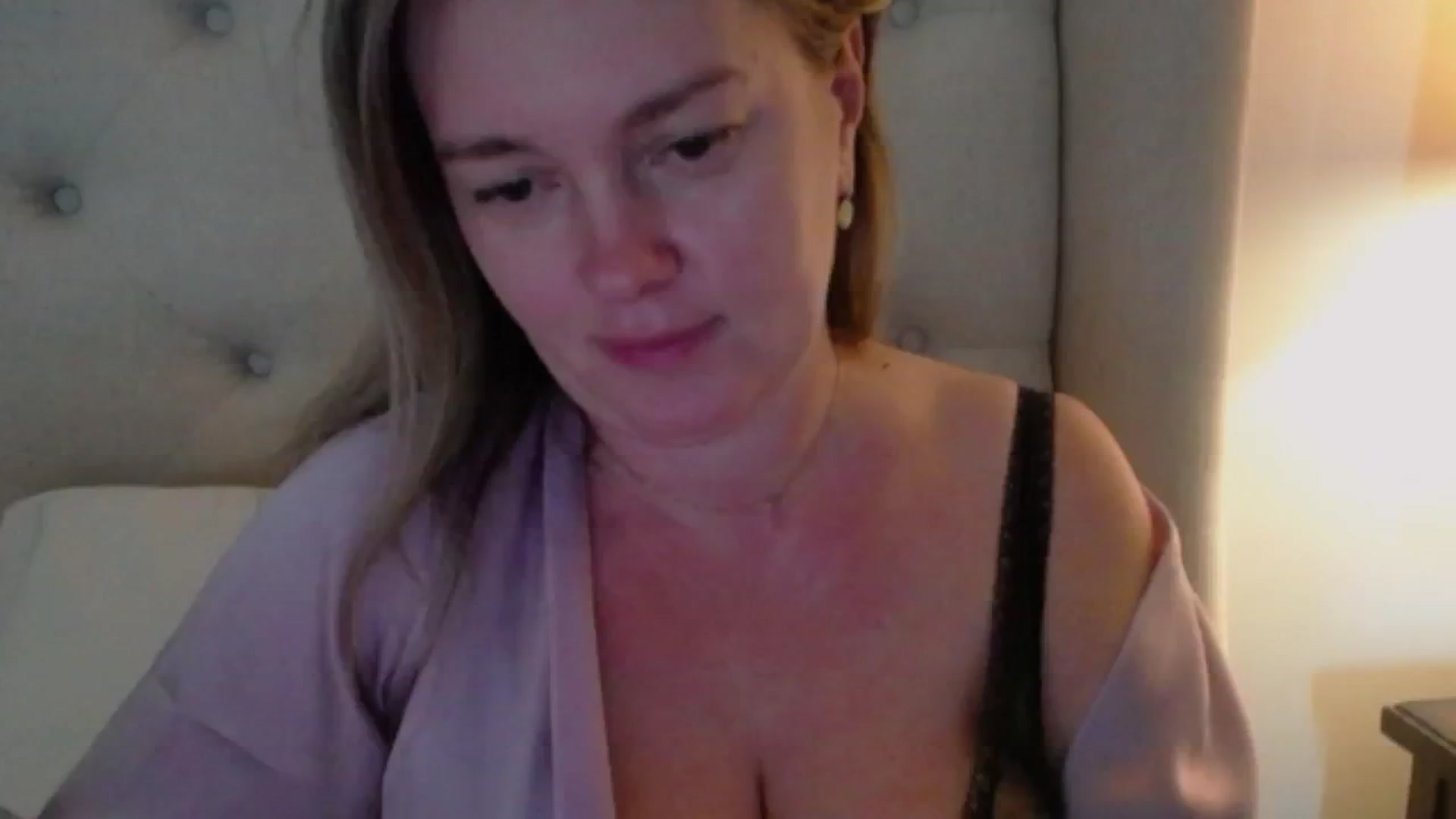 Gallery image thumbnail from J0llye's myfreecams stream on, 10/01/2024, 19:58 image 14 of 20