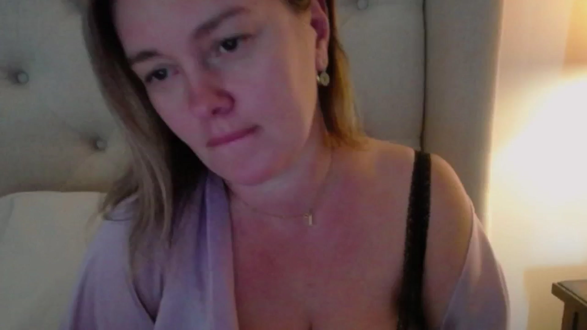 Gallery image thumbnail from J0llye's myfreecams stream on, 10/01/2024, 19:58 image 9 of 20